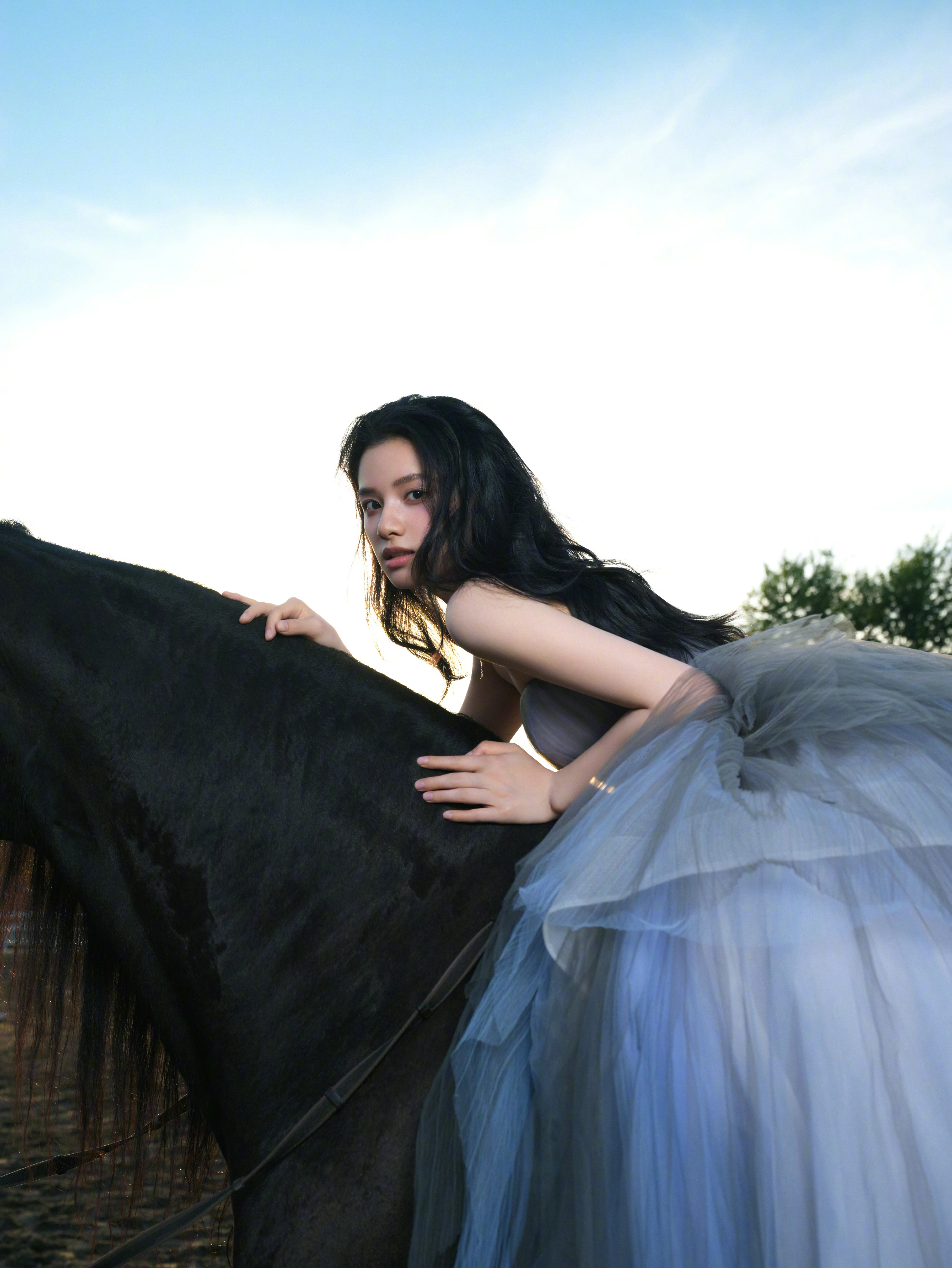 张婧仪穿蓝色公主裙显高贵气质 骑马姿势优雅侧颜迷人,7