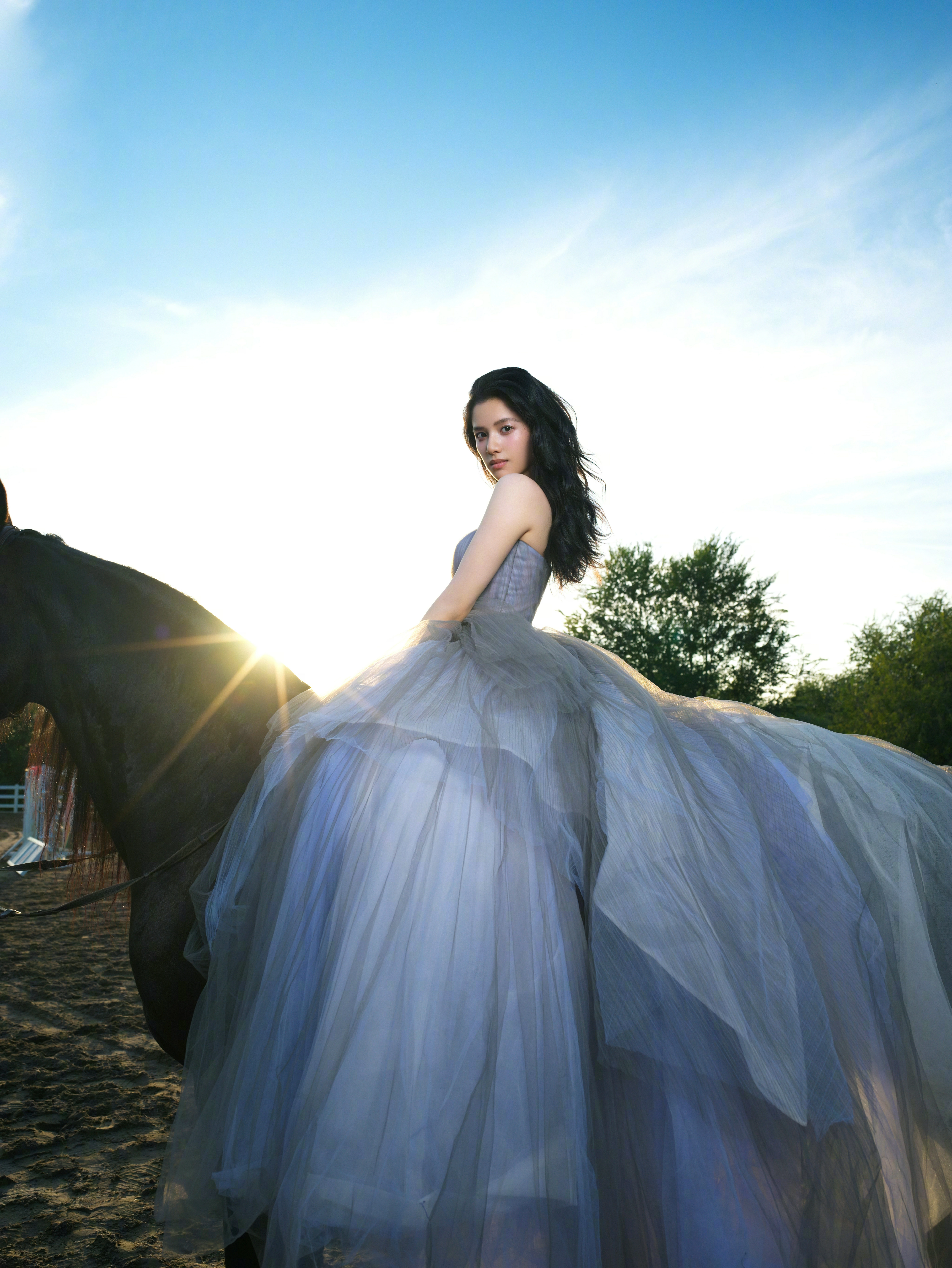 张婧仪穿蓝色公主裙显高贵气质 骑马姿势优雅侧颜迷人,10
