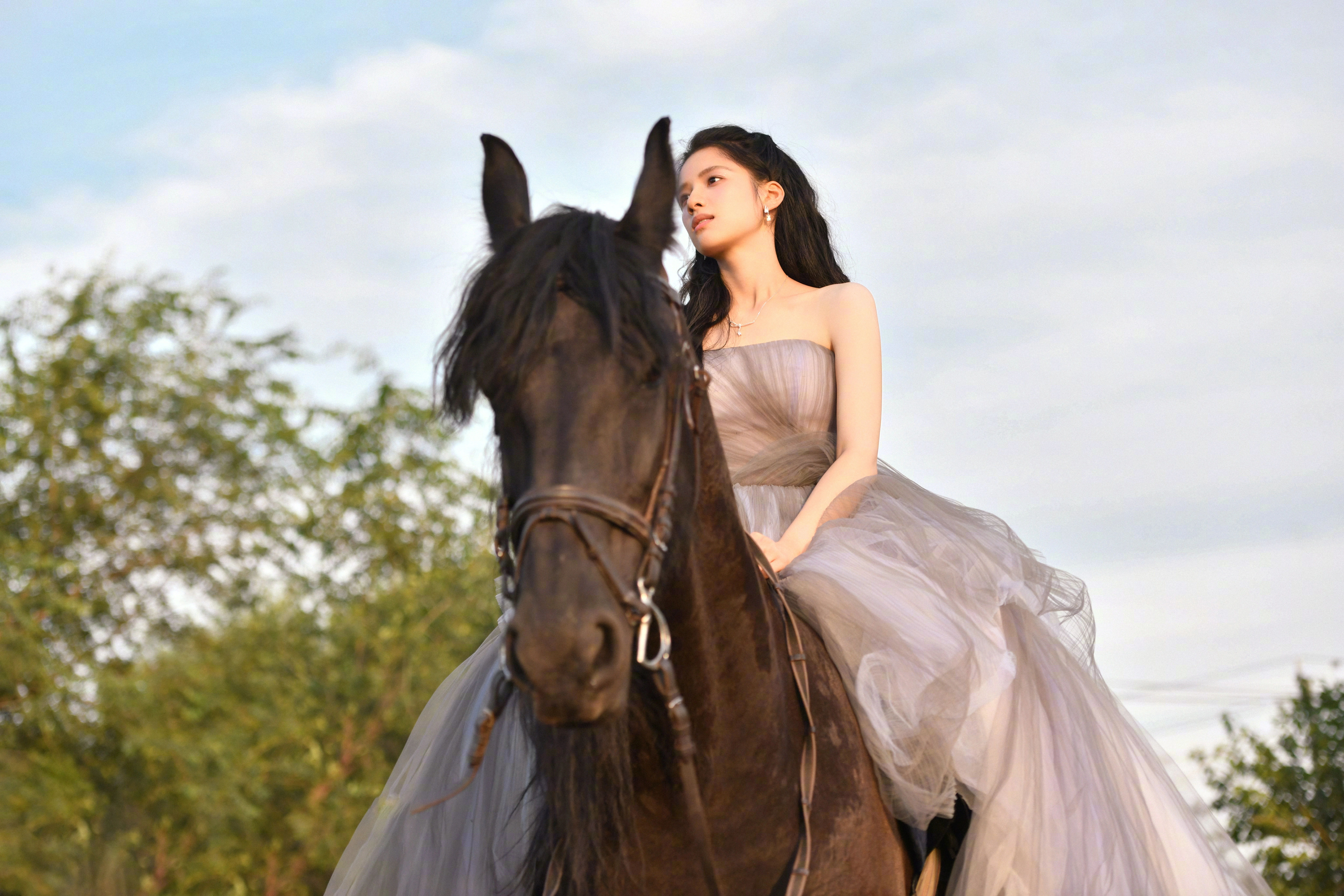 张婧仪穿蓝色公主裙显高贵气质 骑马姿势优雅侧颜迷人,12
