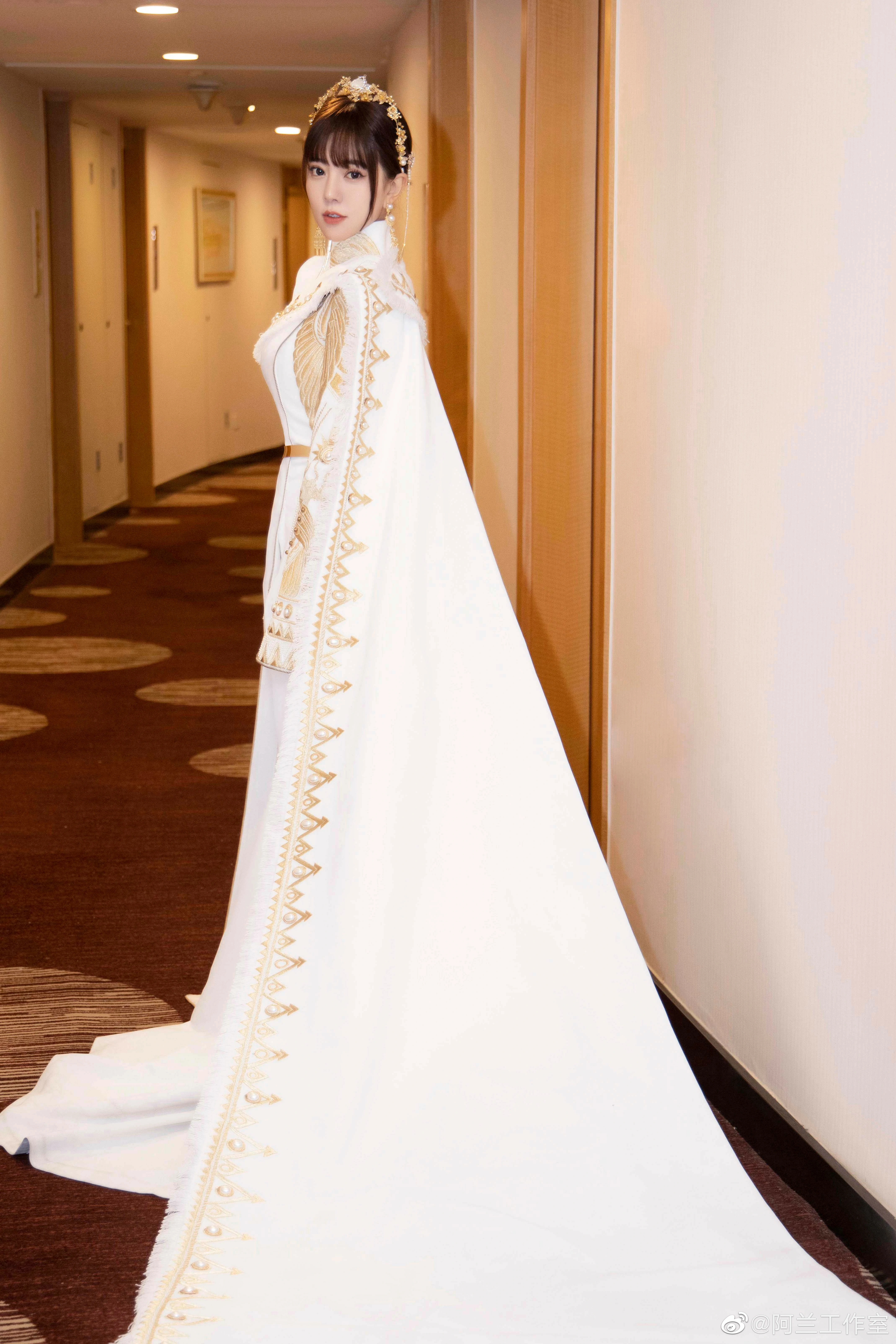 气质女神阿兰·达瓦卓玛白色民族连衣裙写真，优雅迷人！,1 (1)