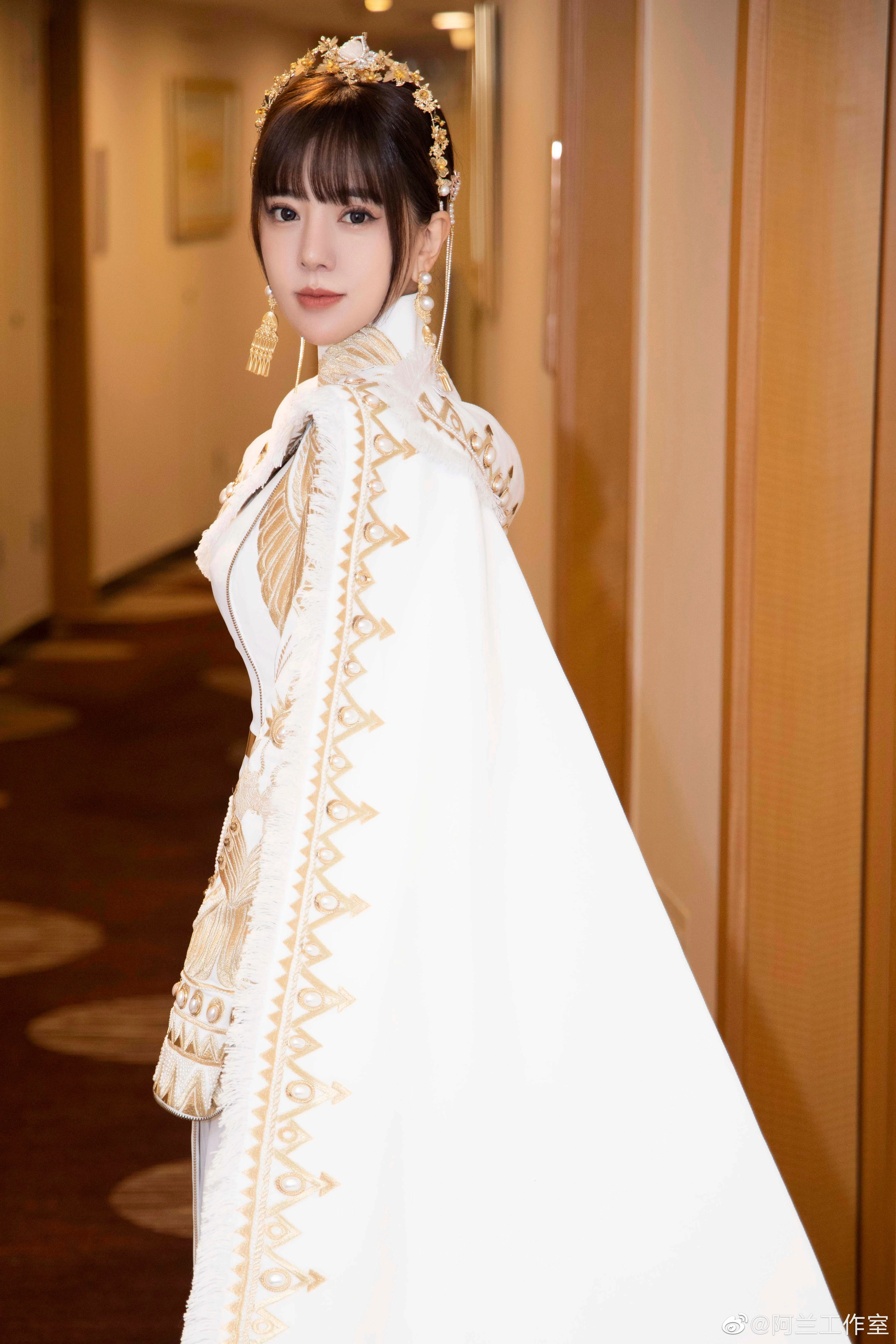 气质女神阿兰·达瓦卓玛白色民族连衣裙写真，优雅迷人！,1 (6)