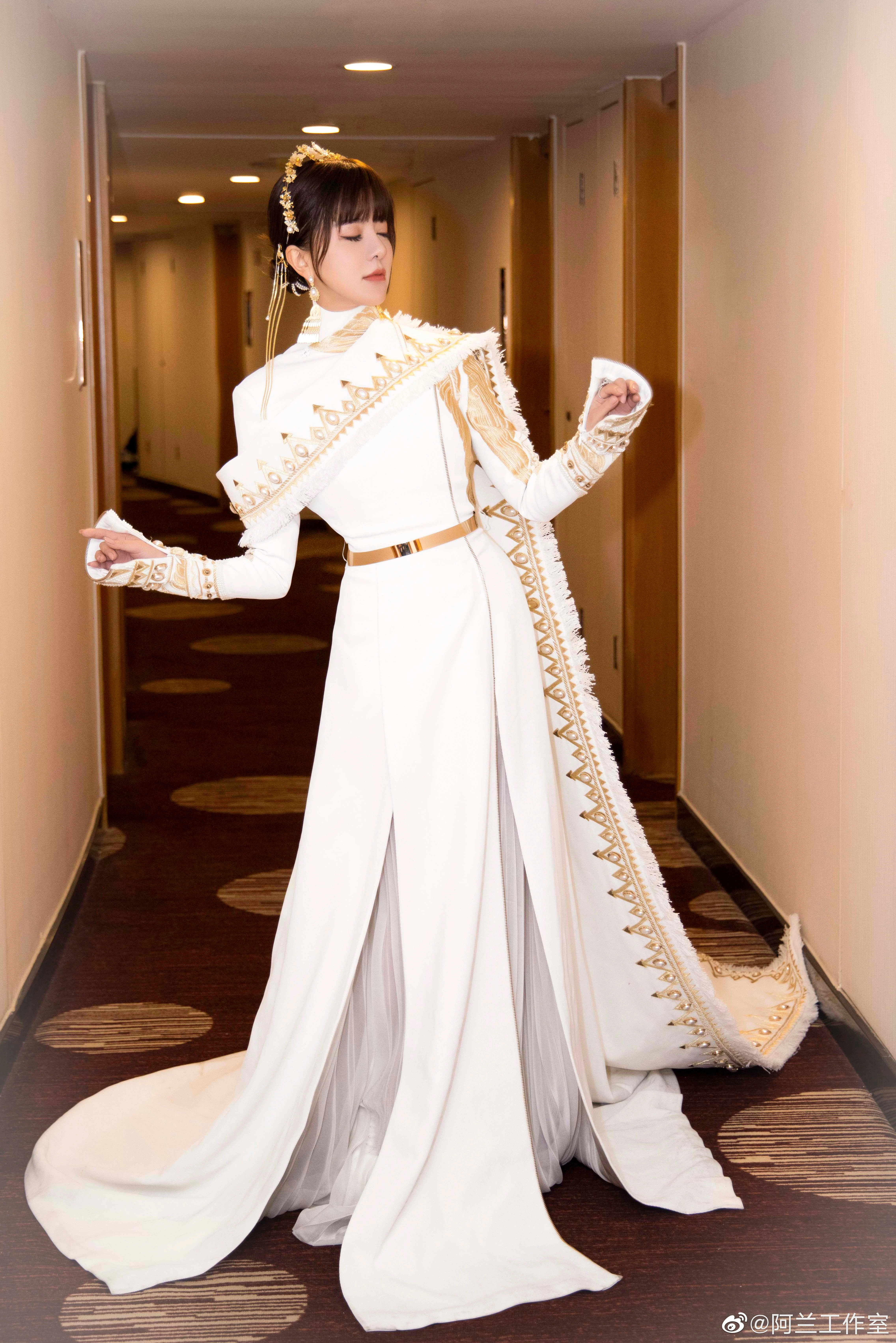 气质女神阿兰·达瓦卓玛白色民族连衣裙写真，优雅迷人！,1 (3)