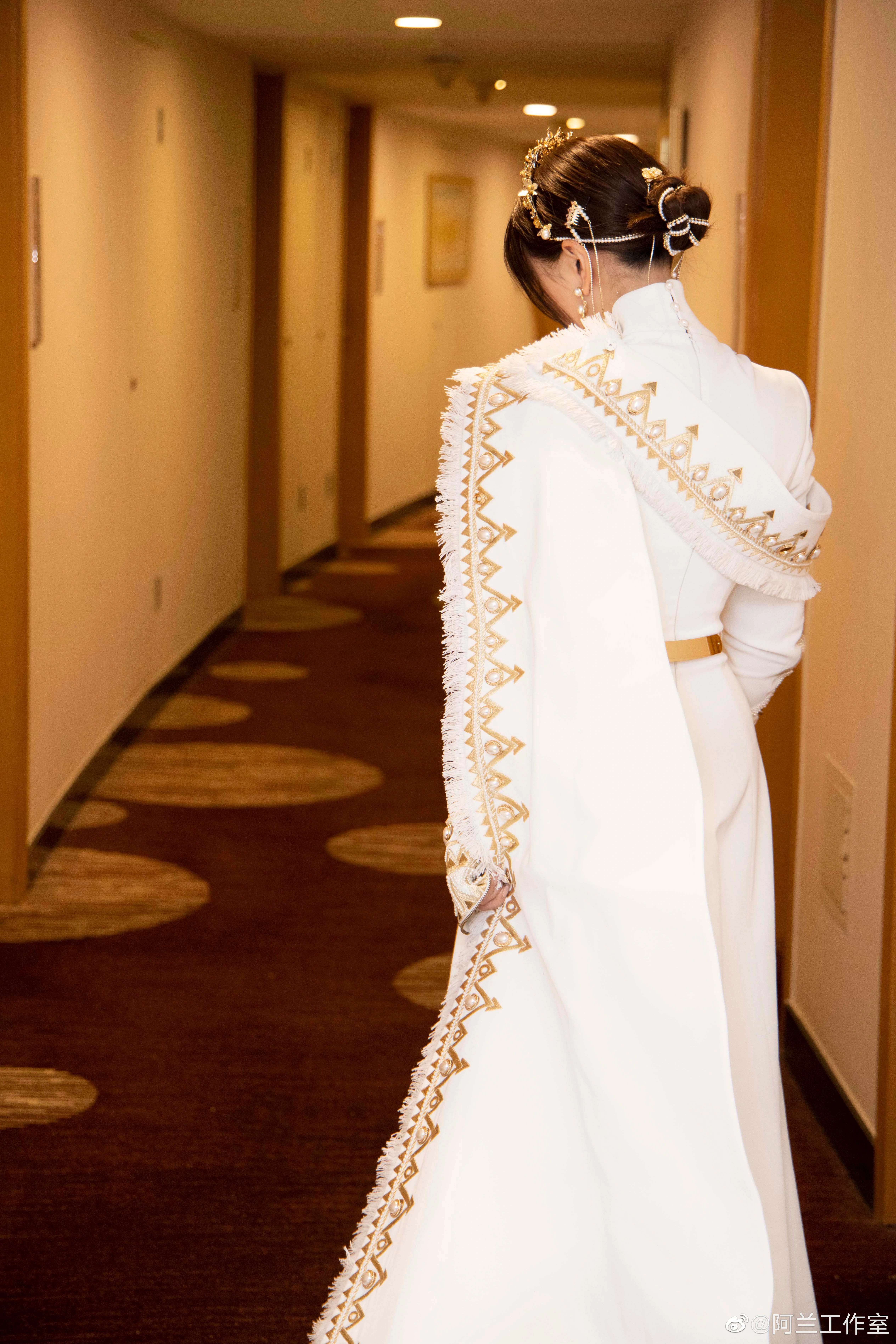气质女神阿兰·达瓦卓玛白色民族连衣裙写真，优雅迷人！,1 (9)