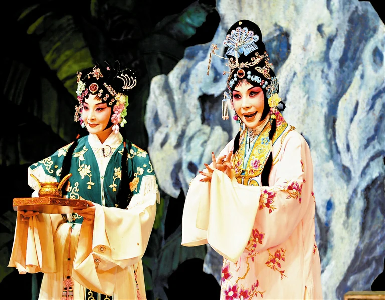 上图 赵秀君（右）、王竹馨在剧中分别扮演崔莺莺和红娘 