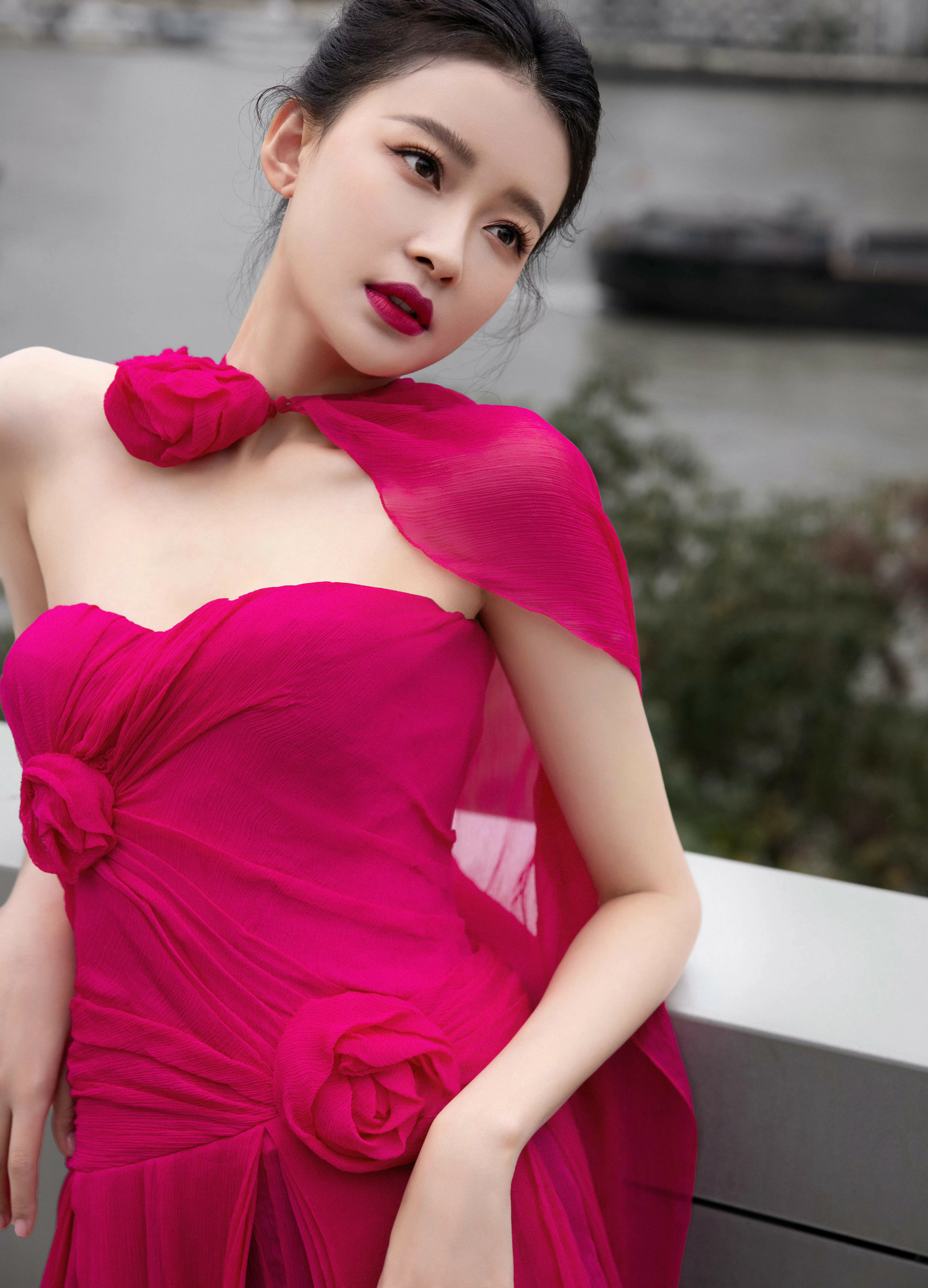 孙怡玫红色抹胸连衣长裙写真，展示着修长身材，楚楚动人！,1 (4)