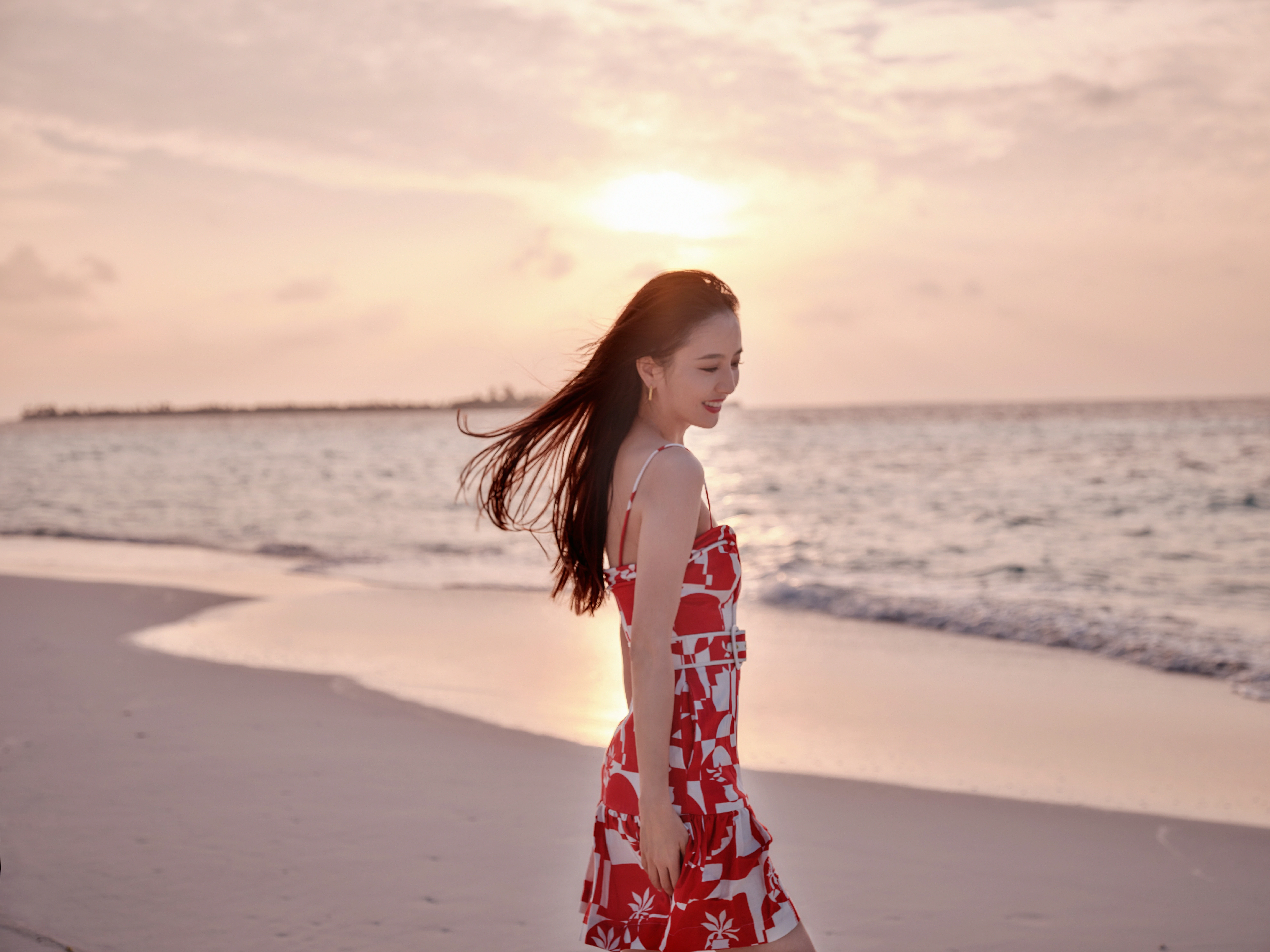 佟丽娅新春海边写真 红色吊带连衣裙笑容甜美,1 (3)