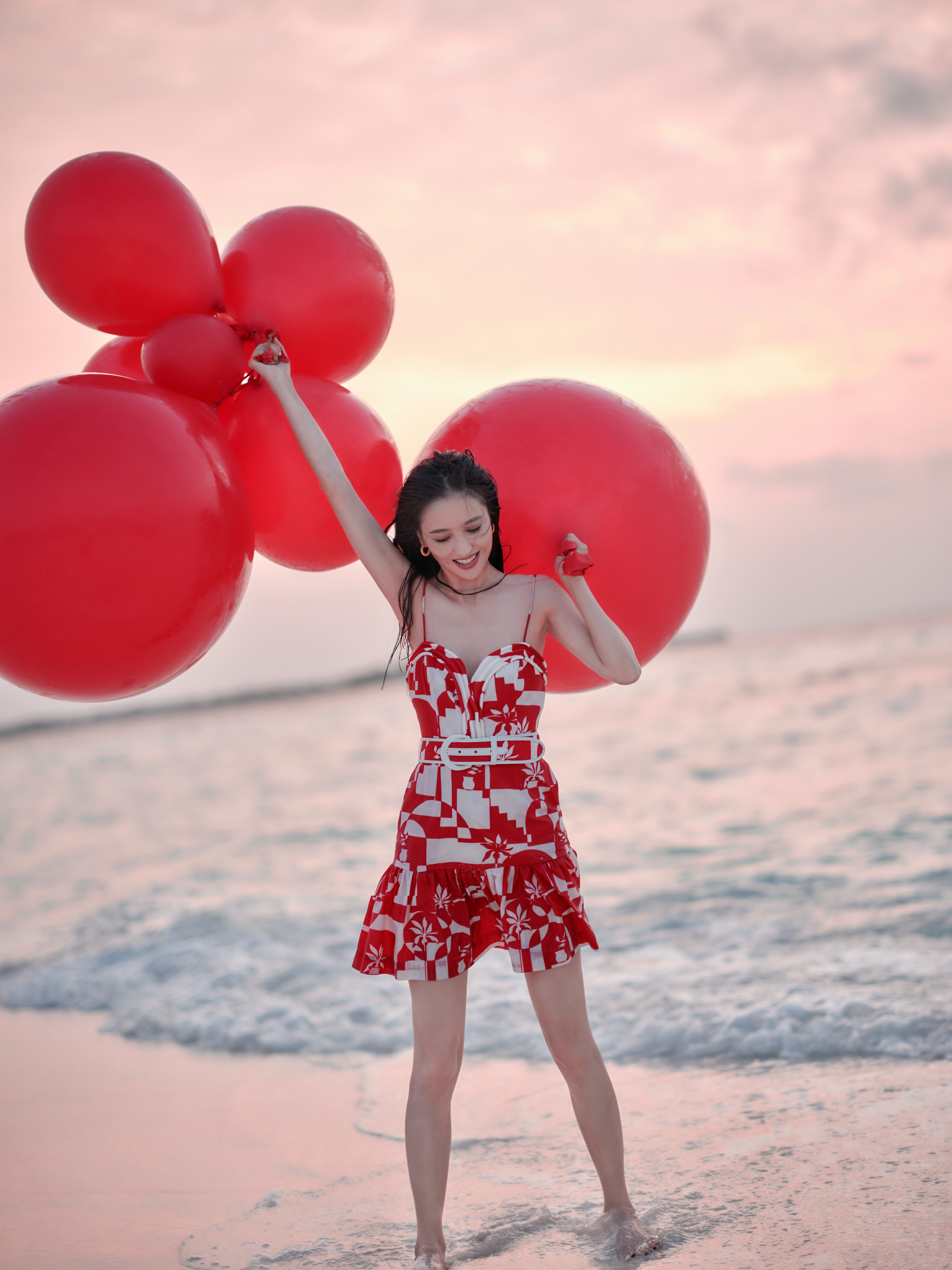 佟丽娅新春海边写真 红色吊带连衣裙笑容甜美,1 (8)