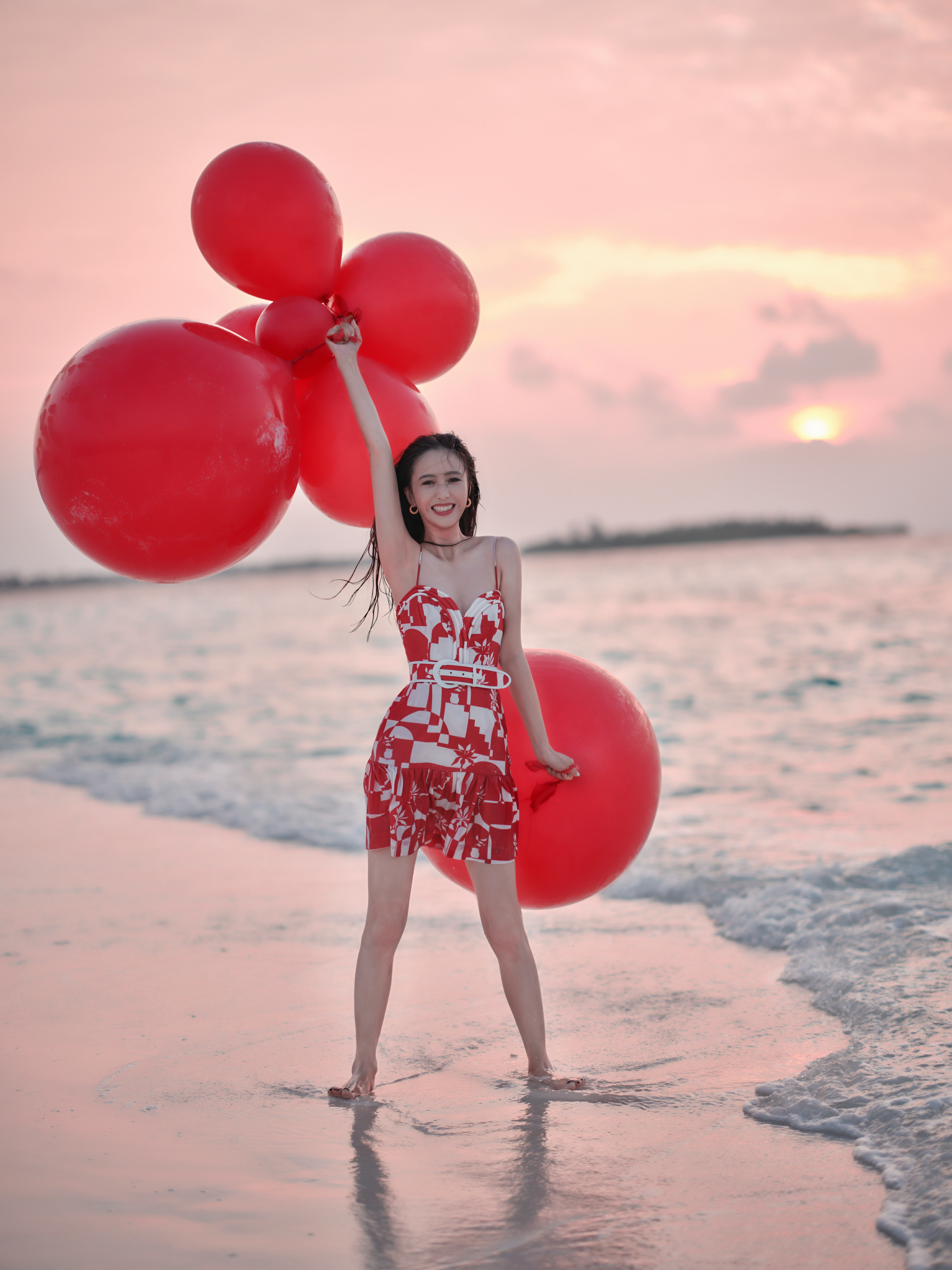 佟丽娅新春海边写真 红色吊带连衣裙笑容甜美,1 (9)