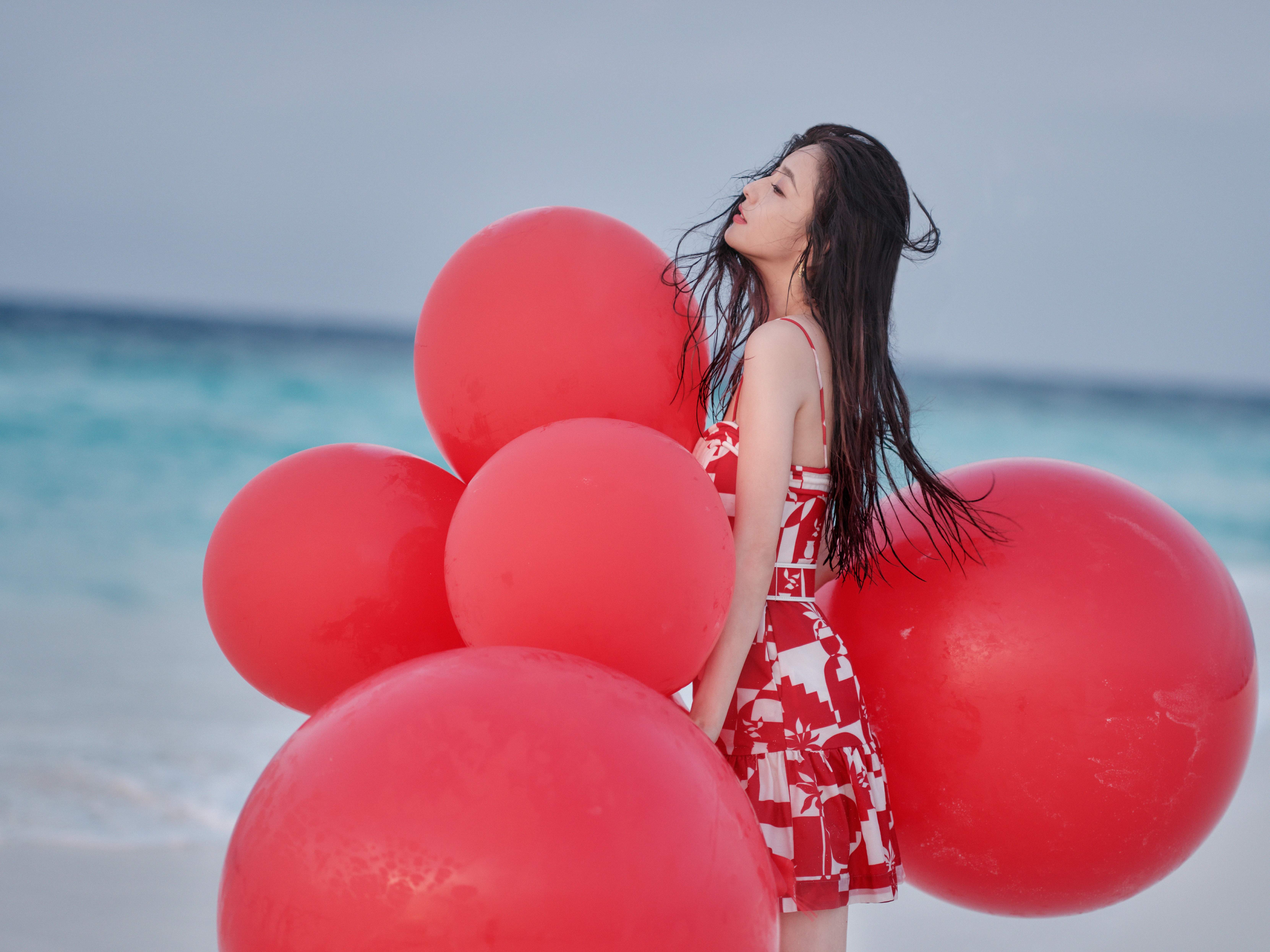 佟丽娅新春海边写真 红色吊带连衣裙笑容甜美,1 (7)