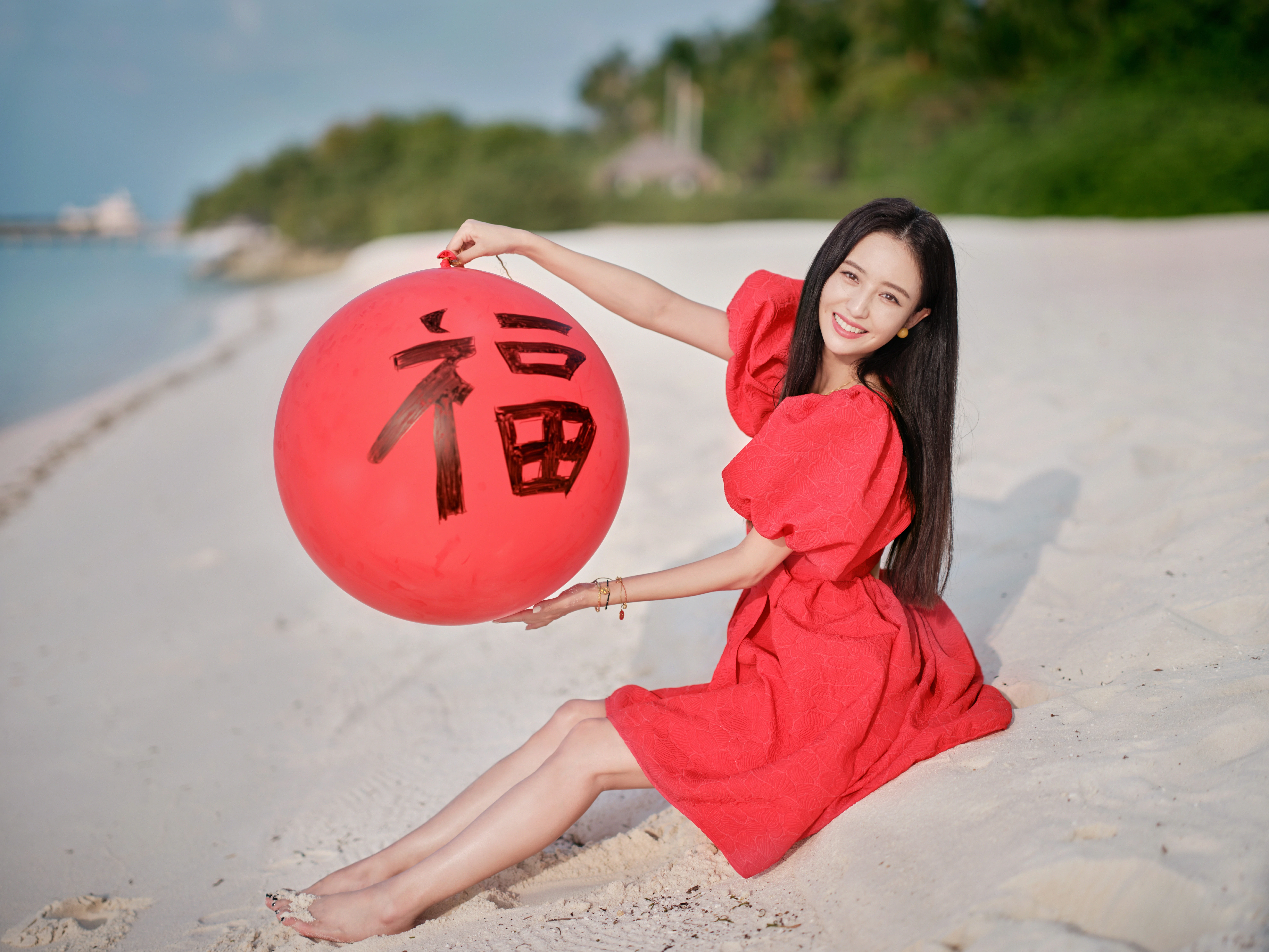 佟丽娅新春海边写真 红色吊带连衣裙笑容甜美,1 (12)