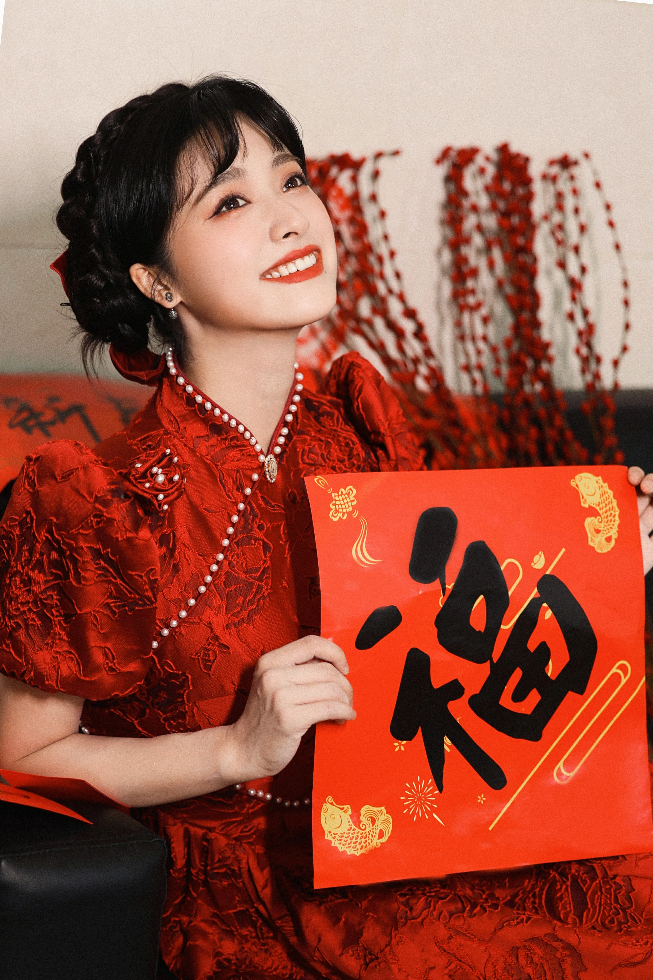 沈月贺新春 红色蕾丝旗袍加盘发造型太美了吧！,1 (1)