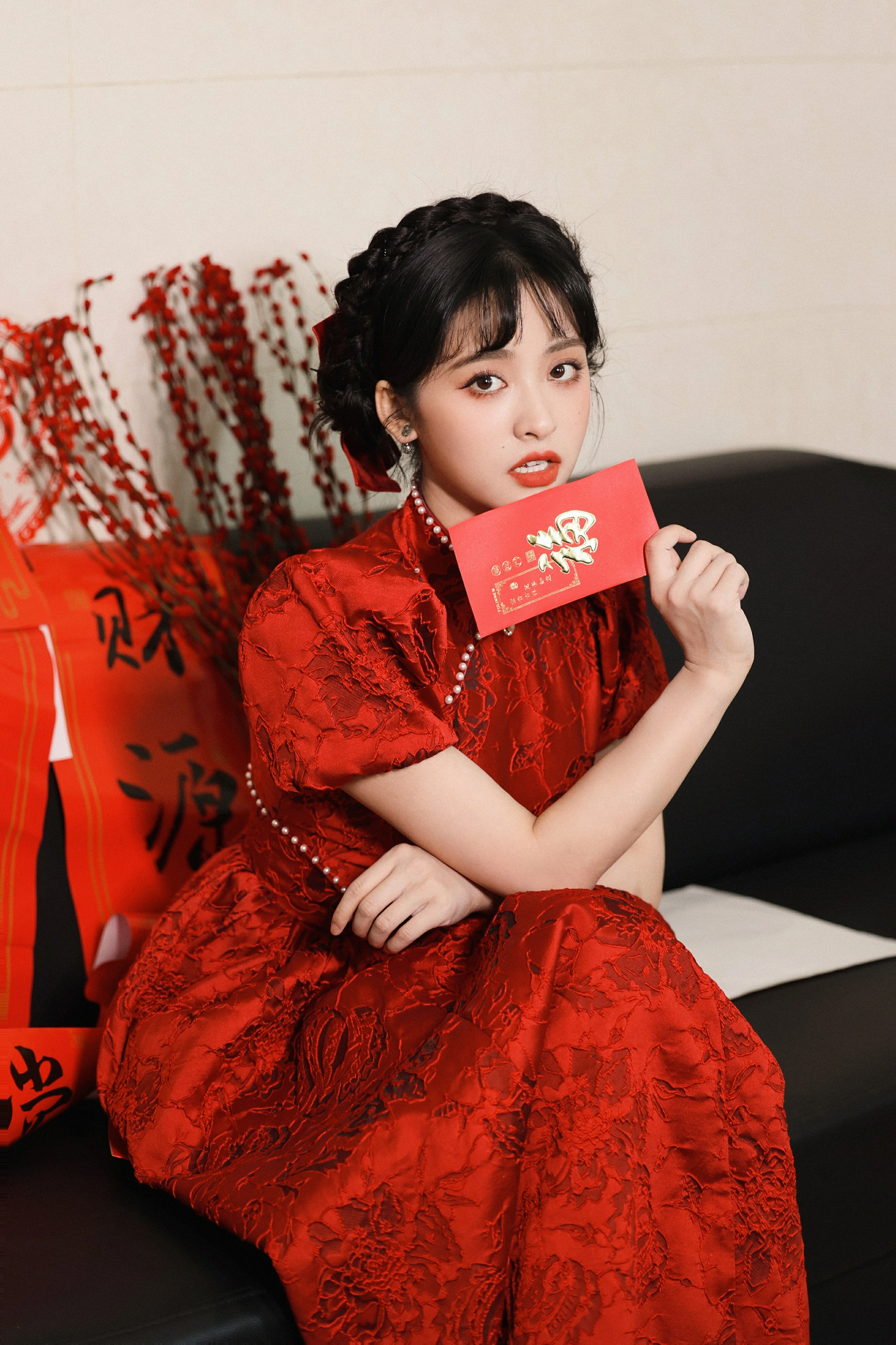 沈月贺新春 红色蕾丝旗袍加盘发造型太美了吧！,1 (2)