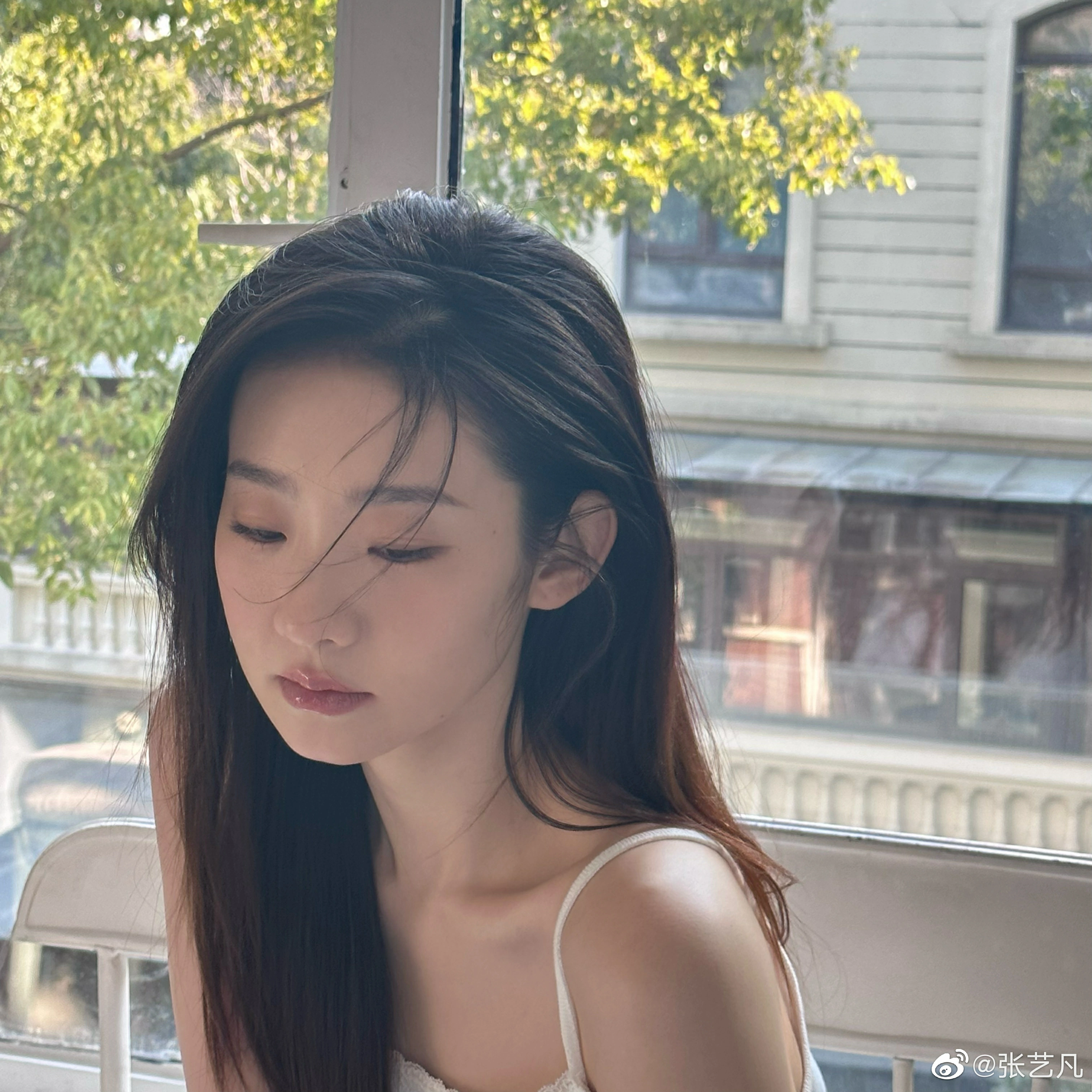 张艺凡分享生日写真 穿白色吊带窗边小憩干净素雅,1 (16)