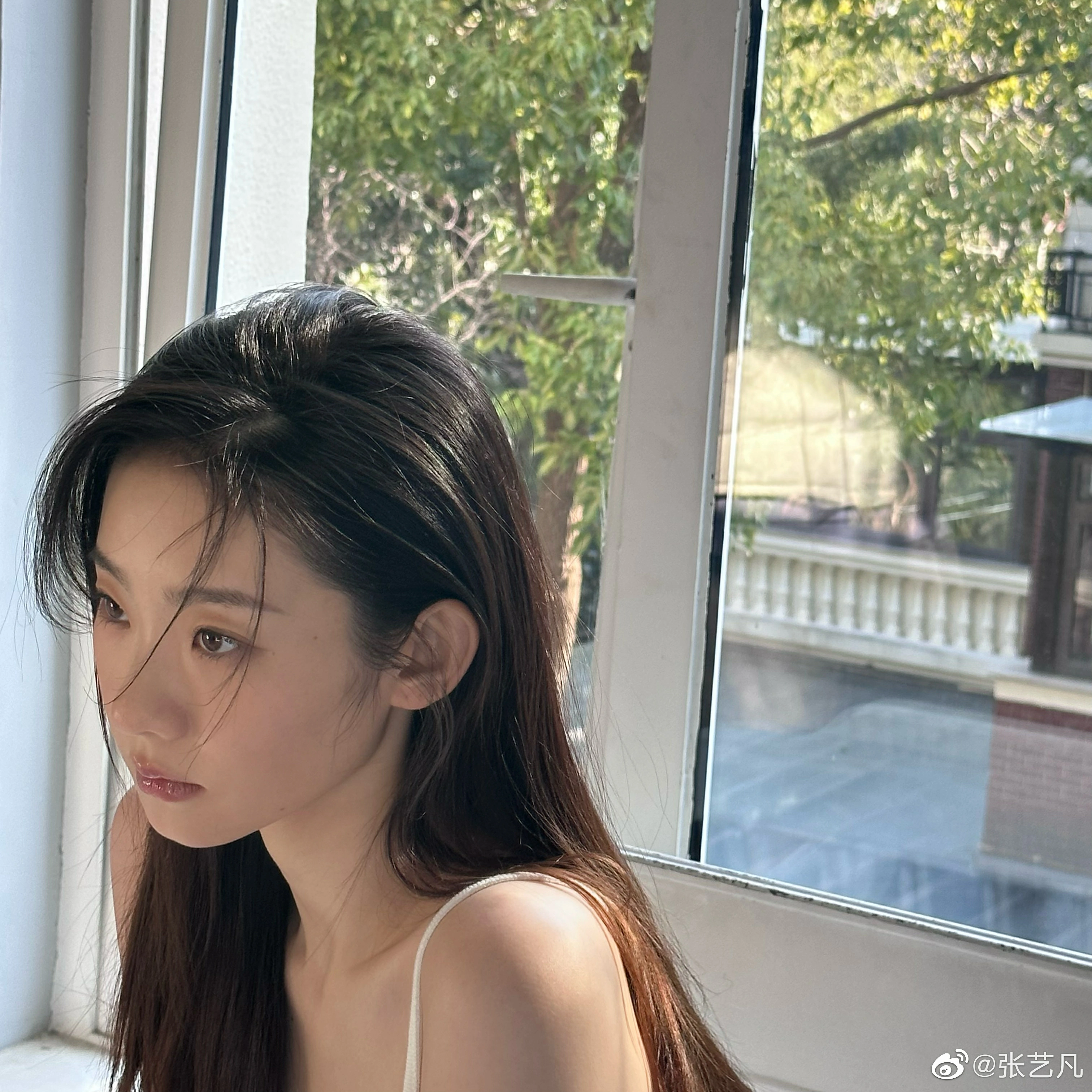 张艺凡分享生日写真 穿白色吊带窗边小憩干净素雅,1 (12)