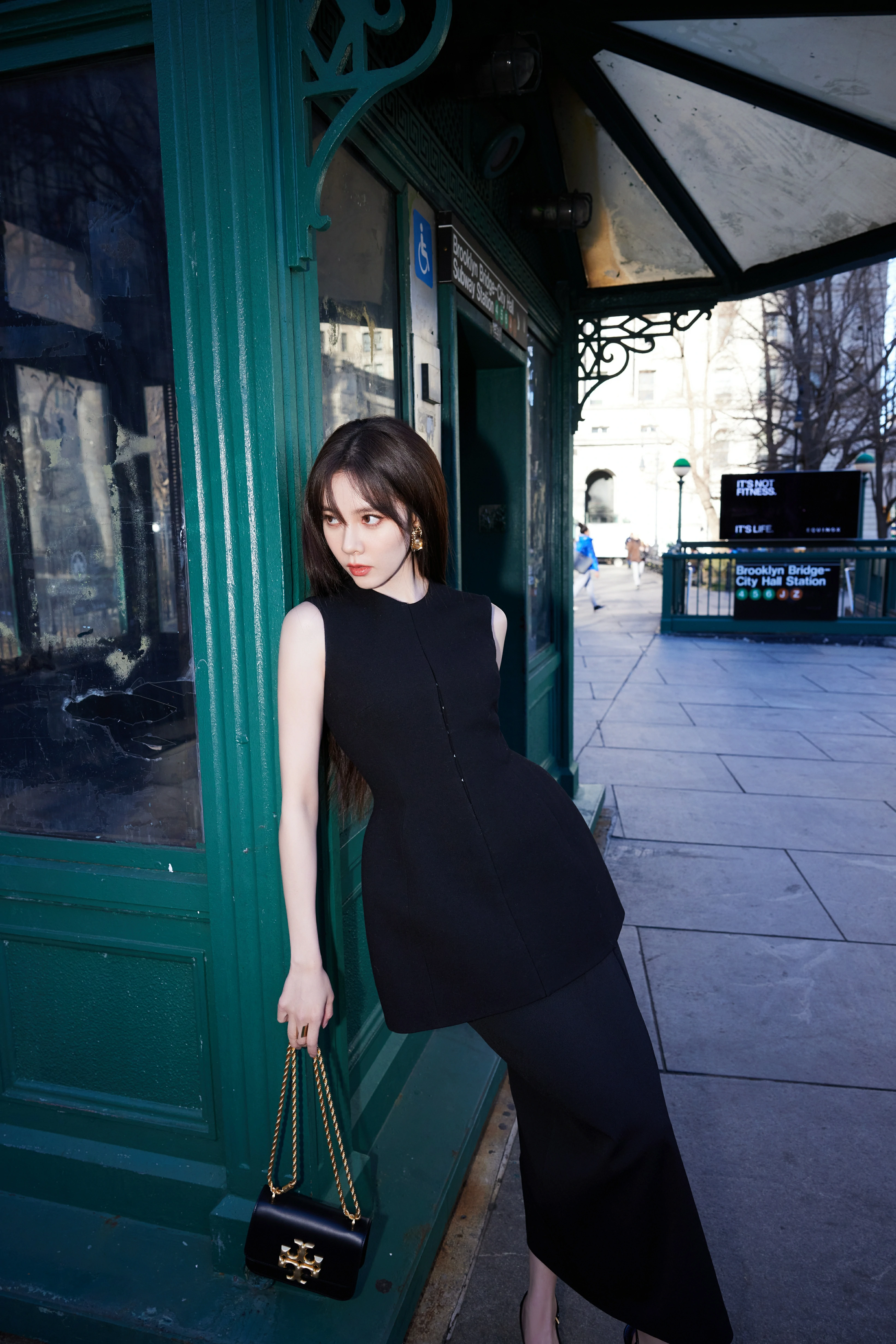 宋妍霏纽约时装周看秀造型 黑色套装简约知性时尚感拉满,1 (4)