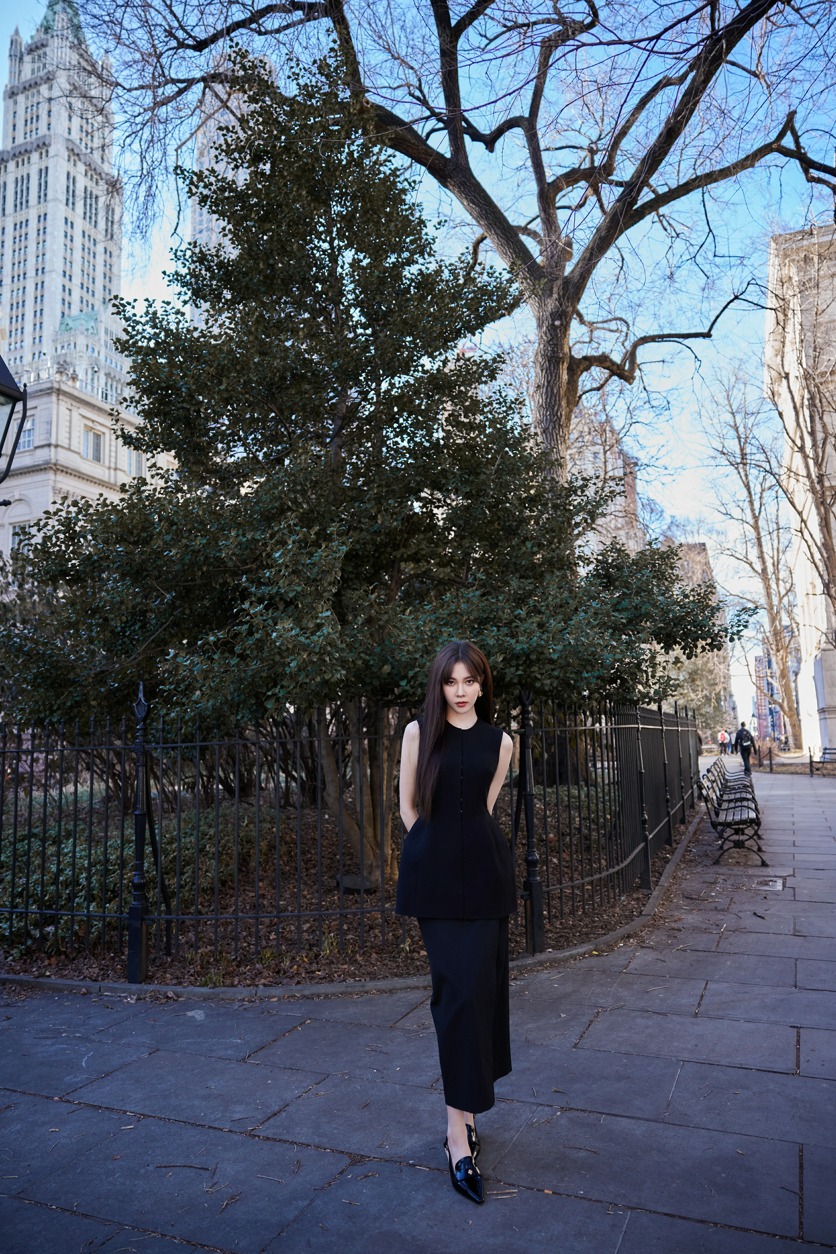宋妍霏纽约时装周看秀造型 黑色套装简约知性时尚感拉满,1 (15)