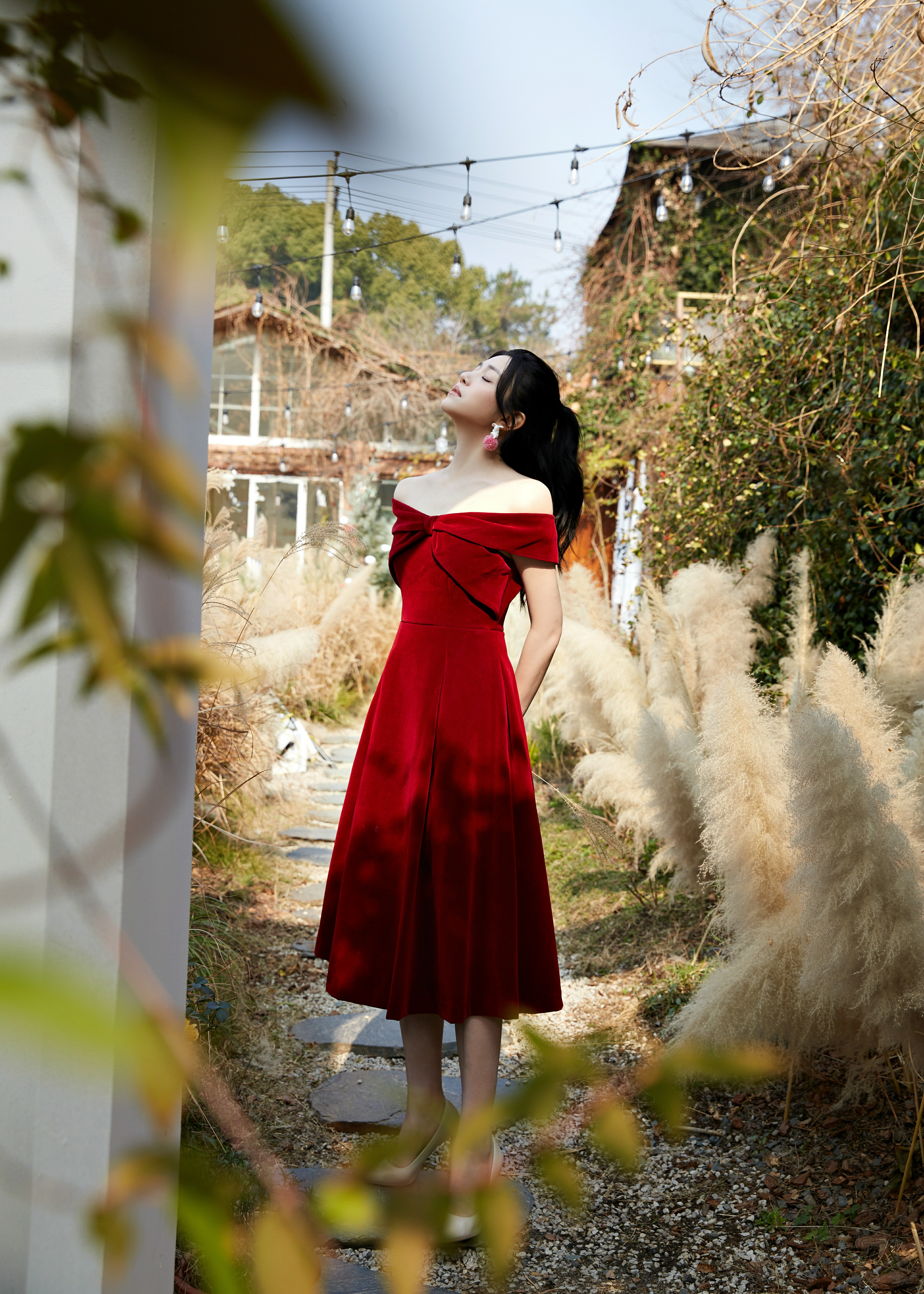 陈妍希《半熟恋人2》写真释出 红色丝绒一字肩裙好美,1 (8)