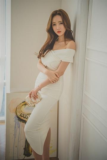 韩国美女李妍静 白色抹胸连身礼裙性感写真集