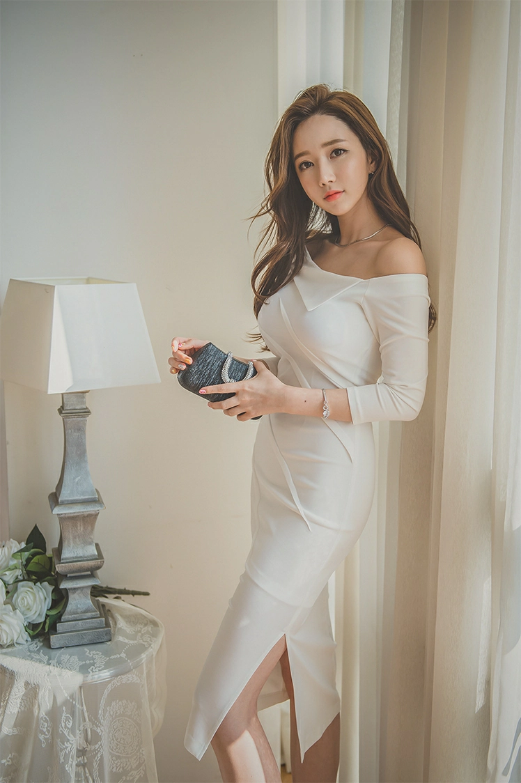 韩国美女模特李妍静 白色抹胸连身礼裙酒店阳台前性感写真集,28