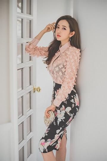 韩国美女模特李妍静 都市OL制服与粉色透视衬衫加黑色碎花短裙性感写真集