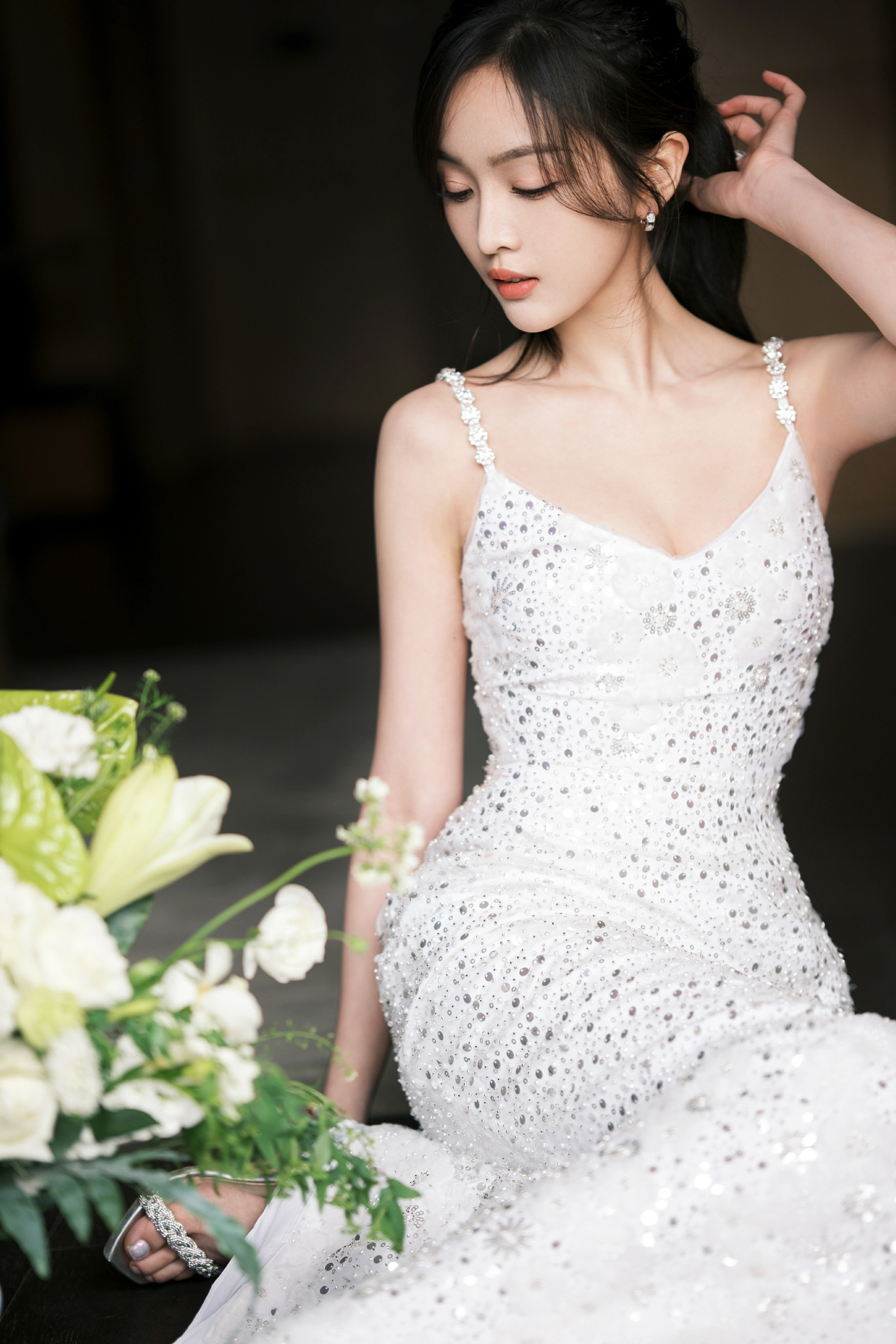 吴宣仪分享活动造型美照 白色亮片吊带裙秀身材曲线,1 (8)