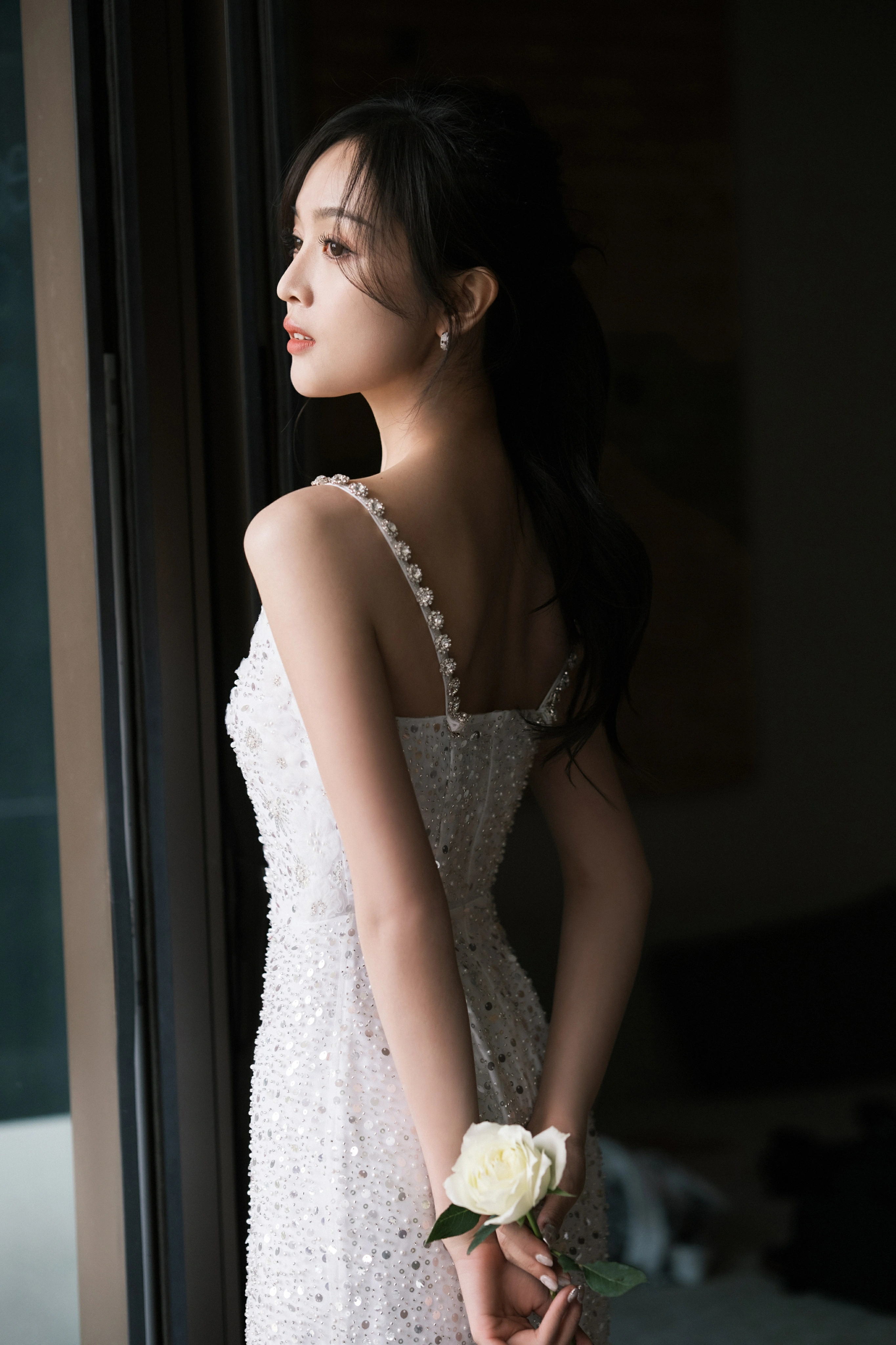 吴宣仪分享活动造型美照 白色亮片吊带裙秀身材曲线,1 (1)