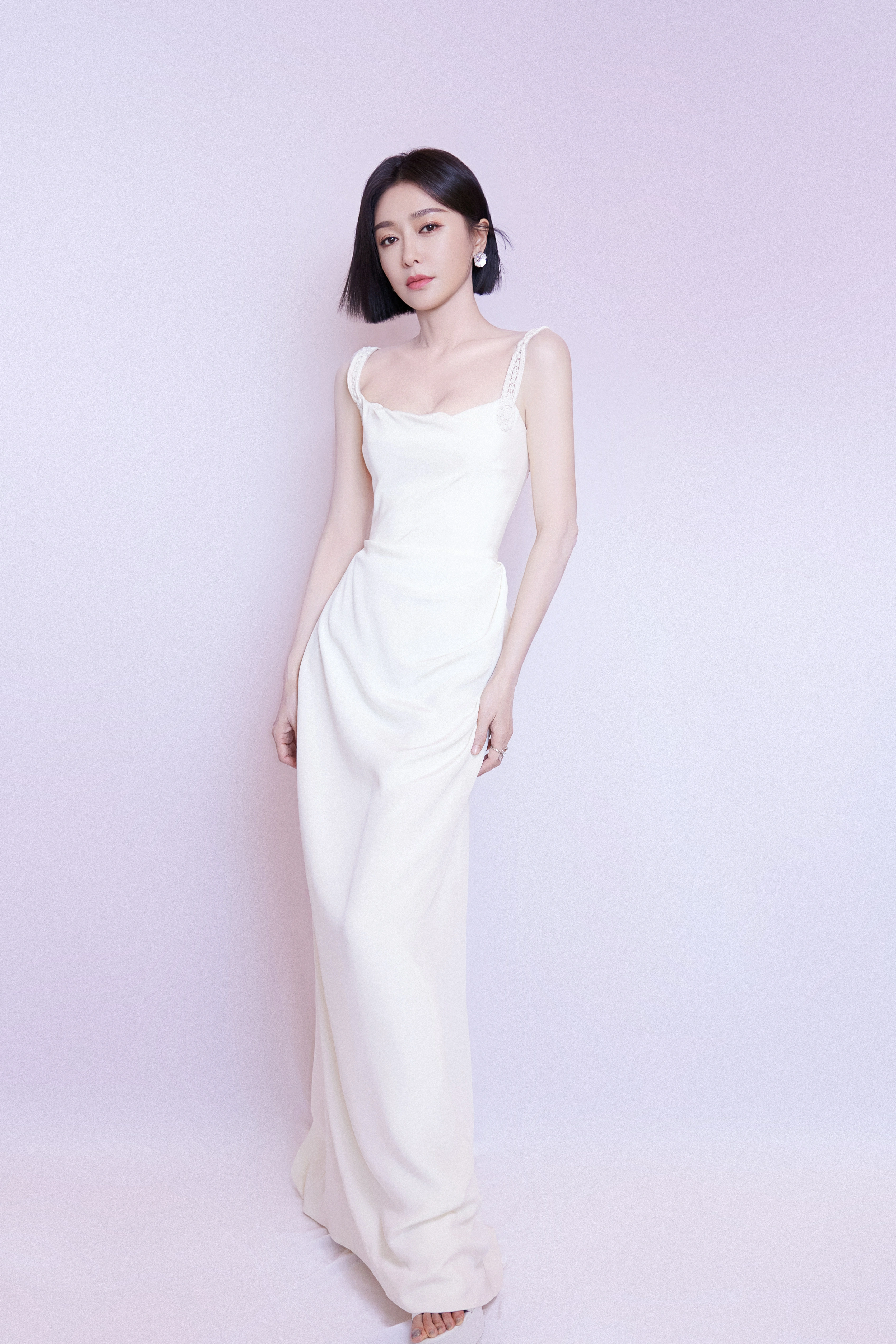 秦岚白色吊带长裙造型好优雅 捧鲜花镜头前甜笑尽显好身材,1 (2)