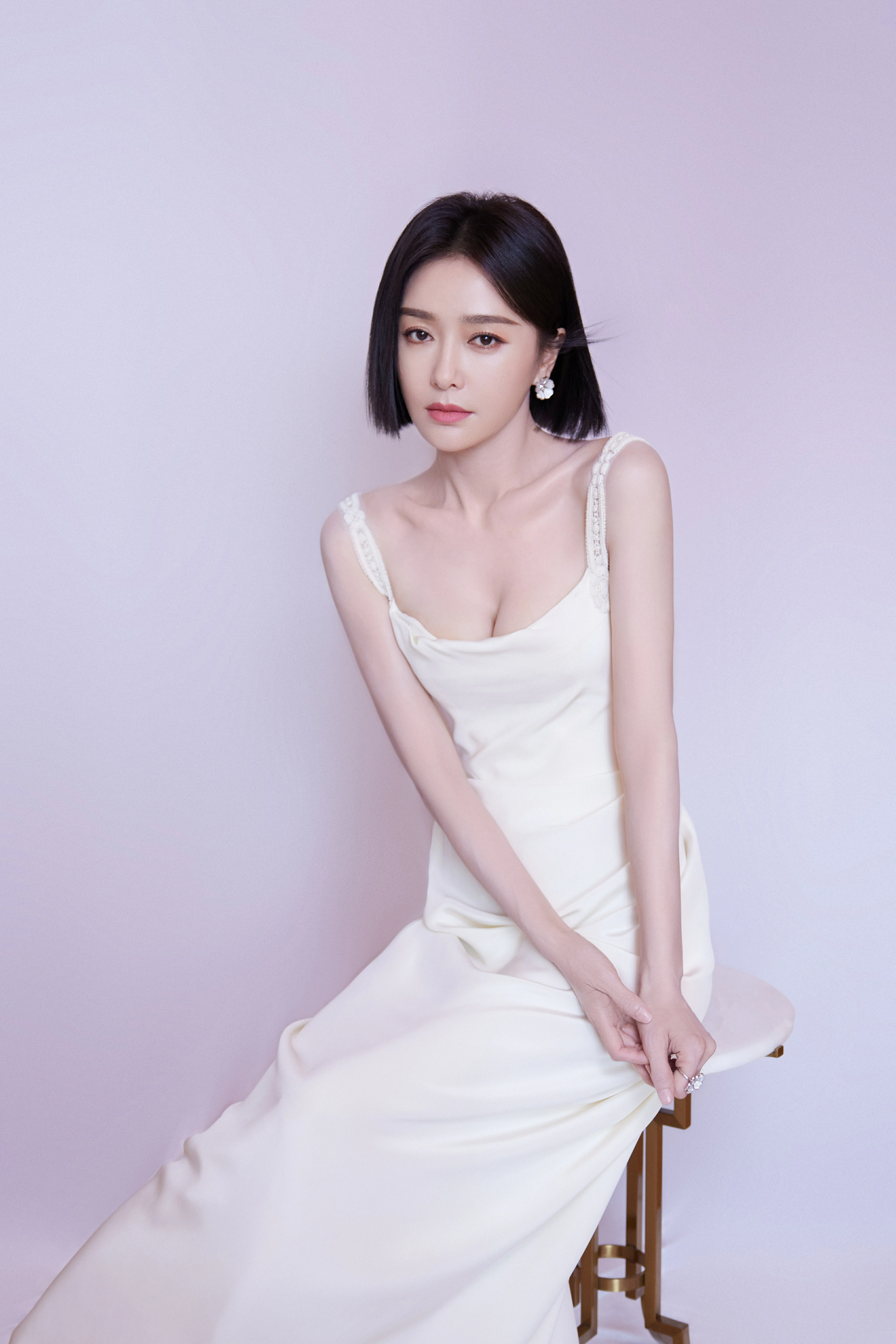 秦岚白色吊带长裙造型好优雅 捧鲜花镜头前甜笑尽显好身材,1 (1)