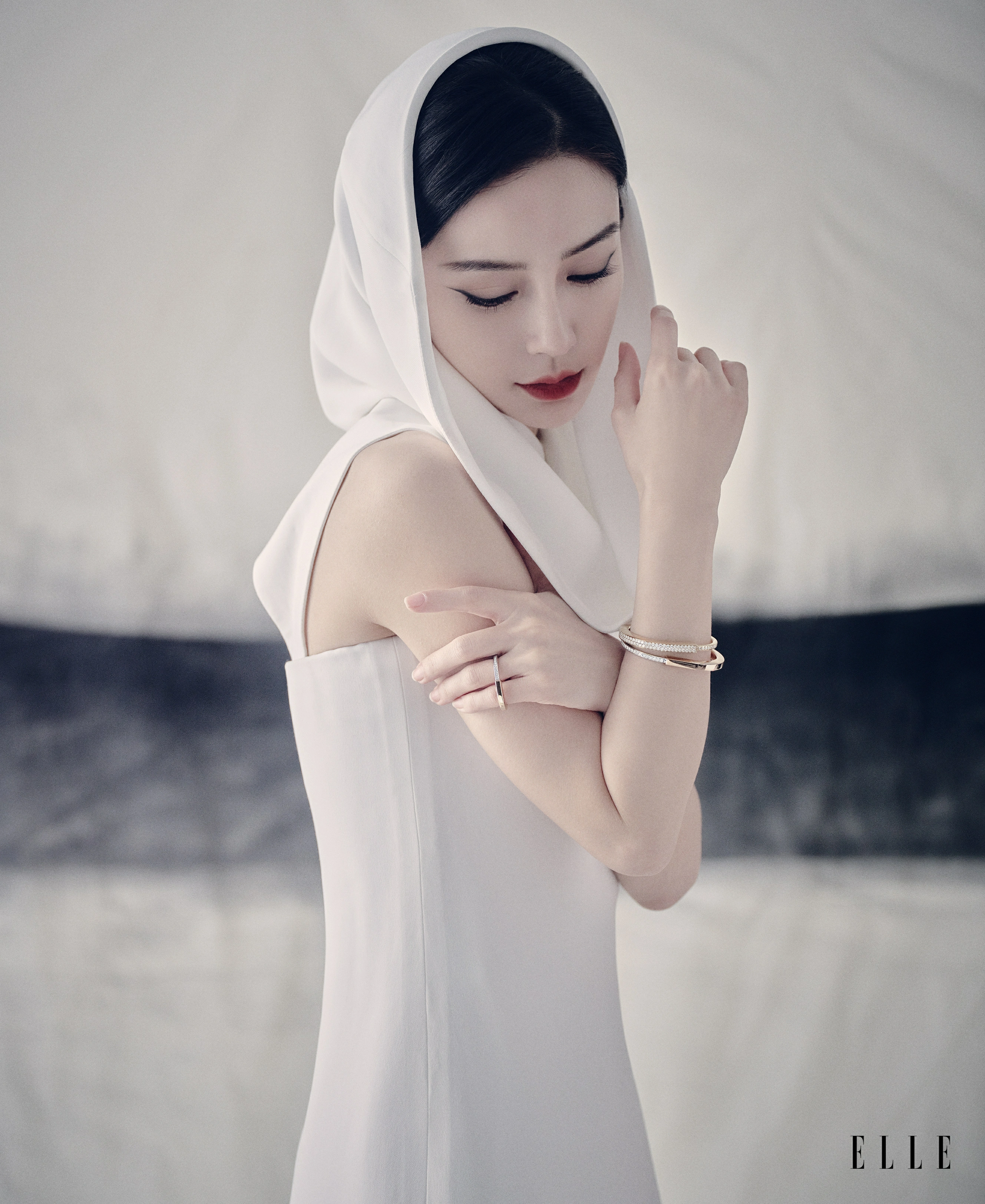 杨颖美杜莎造型大片释出 着多种风格长裙尽显沉静优雅,1 (4)
