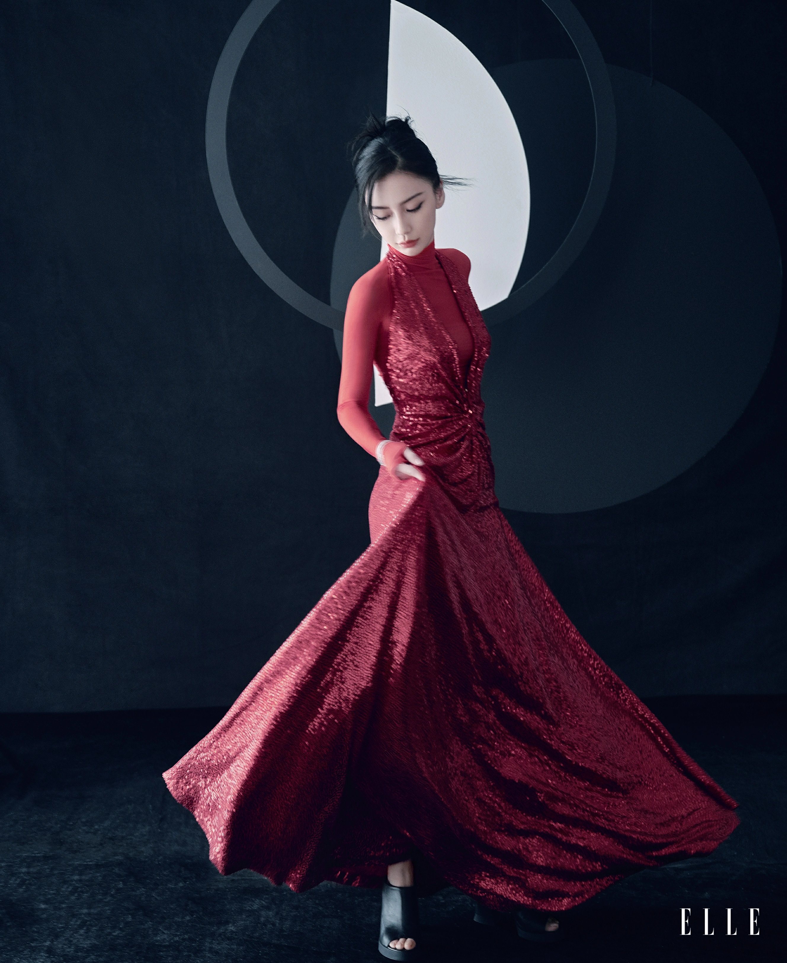 杨颖美杜莎造型大片释出 着多种风格长裙尽显沉静优雅,1 (11)