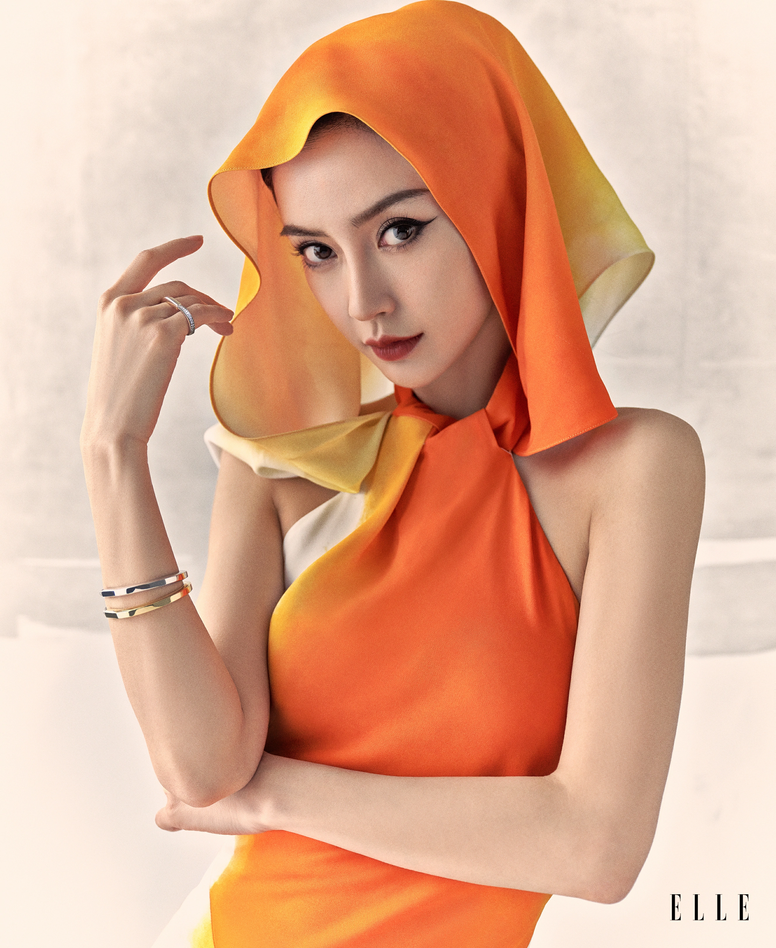 杨颖美杜莎造型大片释出 着多种风格长裙尽显沉静优雅,1 (5)