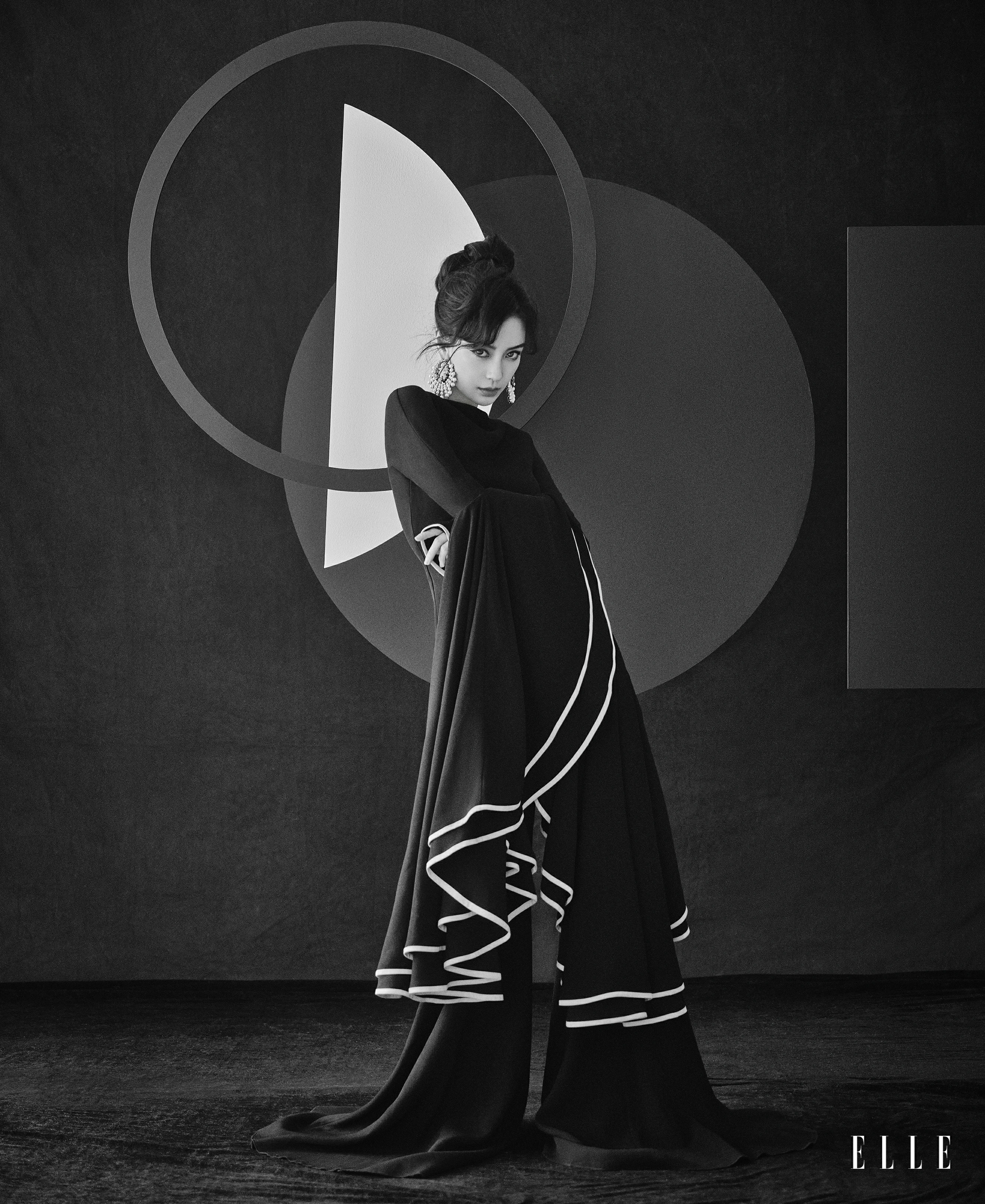 杨颖美杜莎造型大片释出 着多种风格长裙尽显沉静优雅,1 (9)
