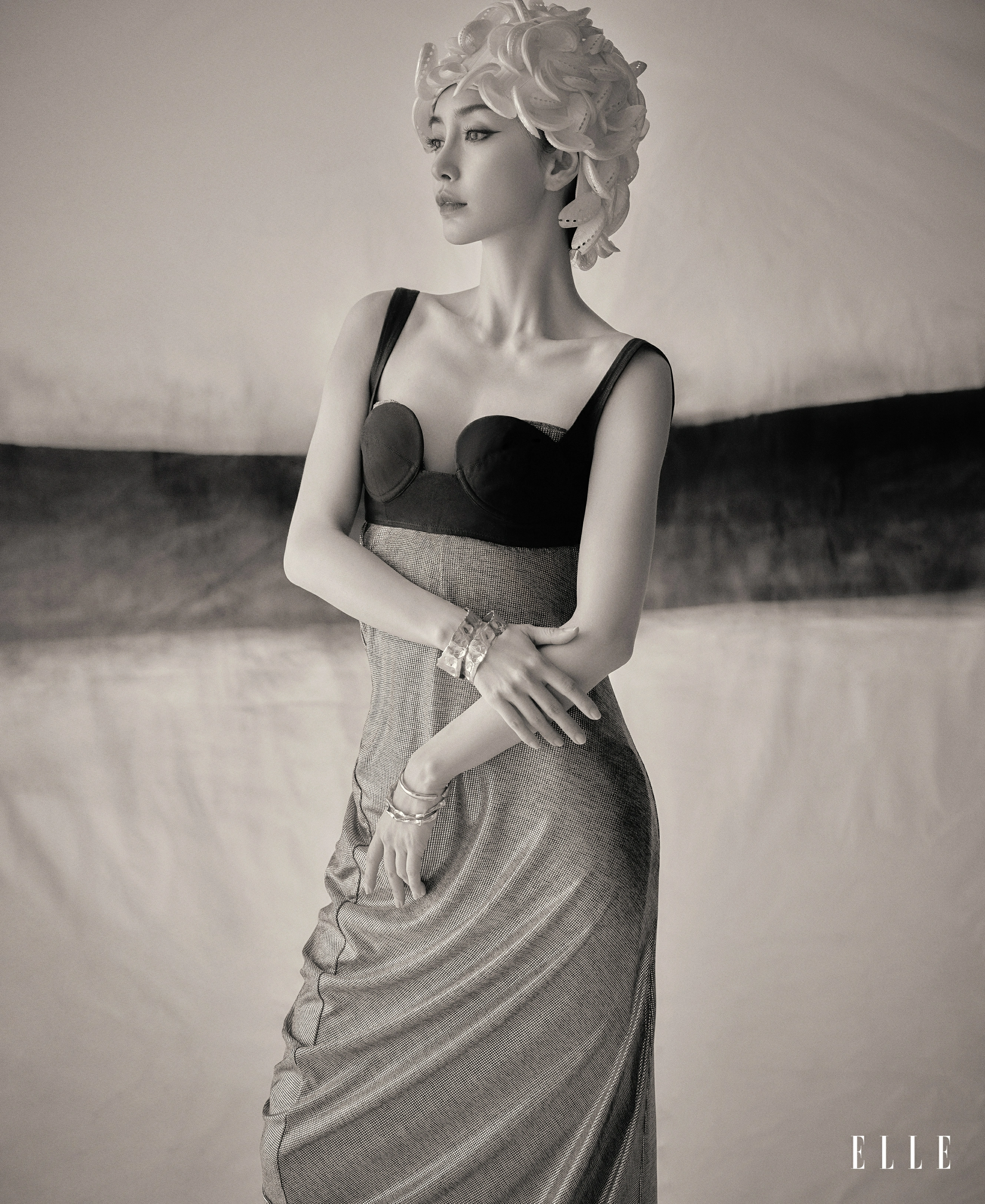 杨颖美杜莎造型大片释出 着多种风格长裙尽显沉静优雅,1 (7)
