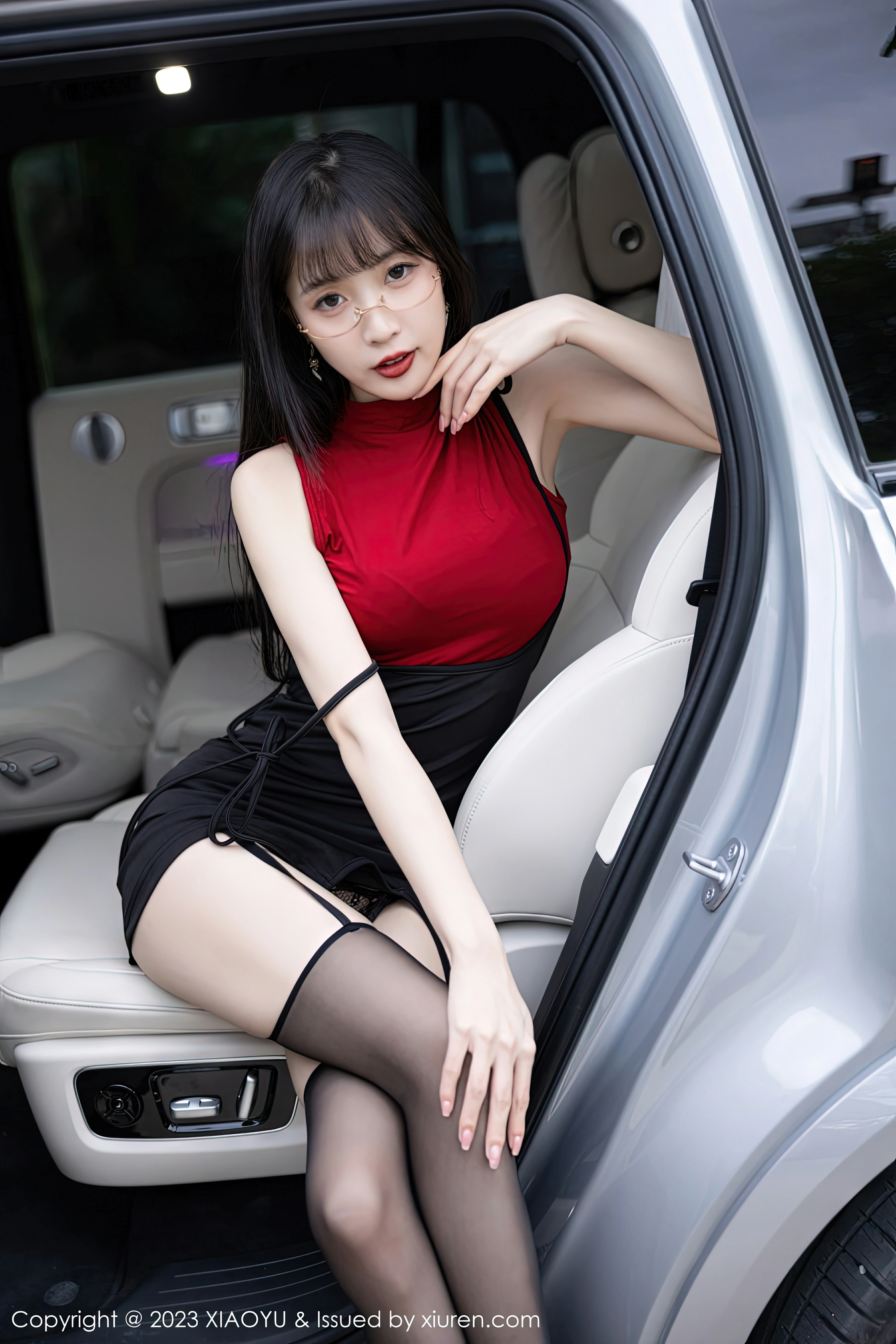 [XIAOYU语画界]YU20230119VOL0950 豪车美女 林星阑 黑色短裙与内衣加黑丝美腿性感写真集,0019
