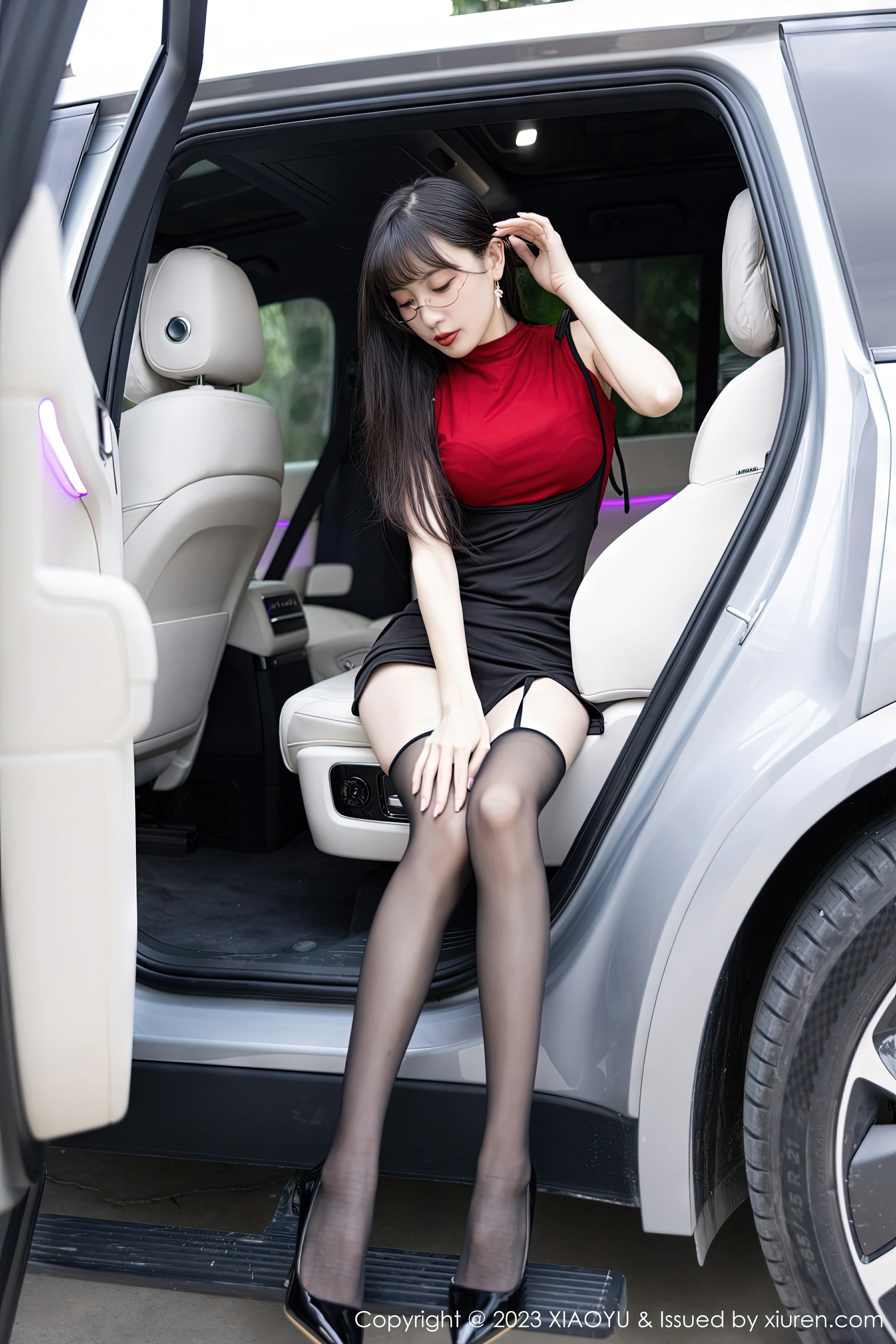 [XIAOYU语画界]YU20230119VOL0950 豪车美女 林星阑 黑色短裙与内衣加黑丝美腿性感写真集,0008