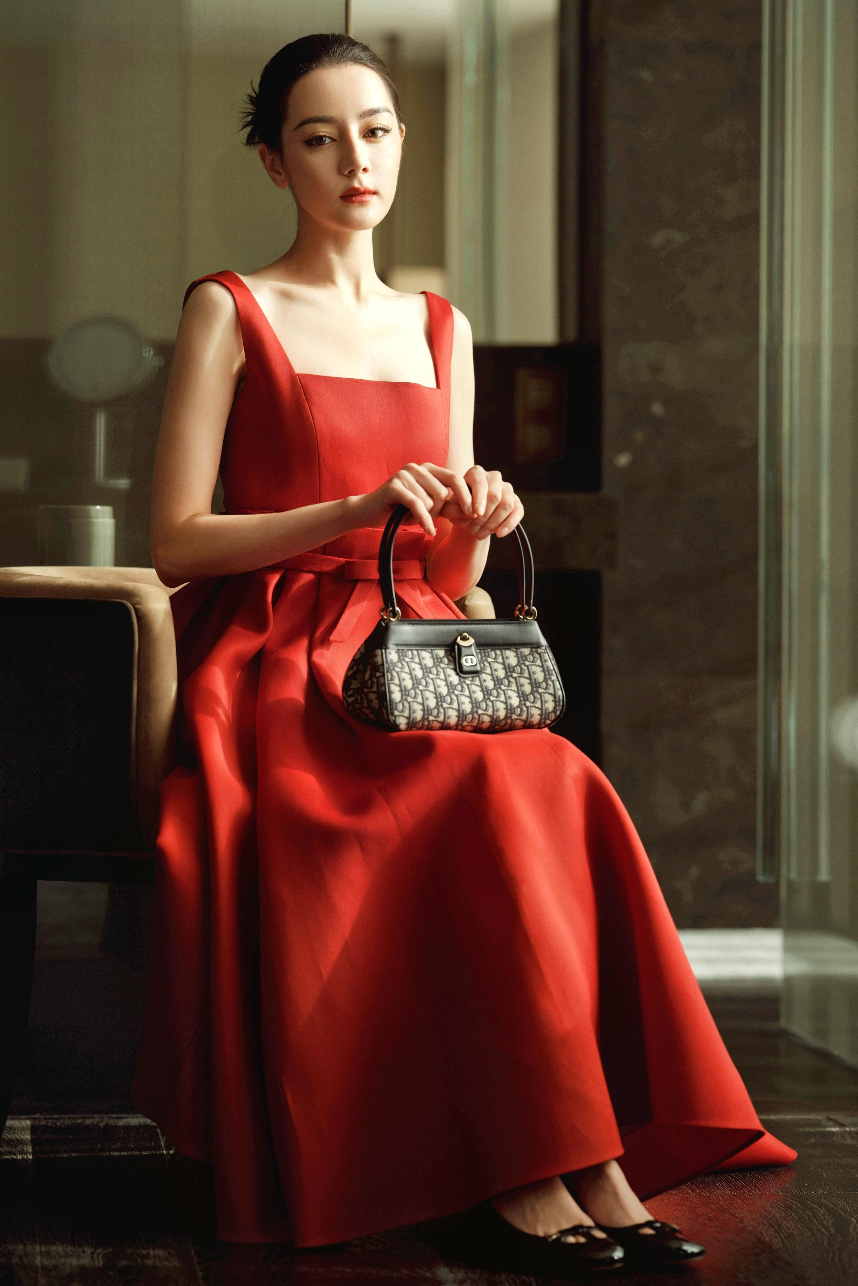 迪丽热巴红裙造型优雅自得 随意舞动裙角举止间尽显魅力,1 (1)