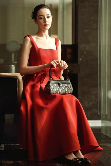 迪丽热巴红裙造型优雅自得 随意舞动裙角举止间尽显魅力
