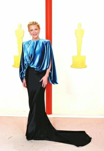 凯特·布兰切特着孔雀蓝丝绒礼服亮相第95届奥斯卡金像奖颁奖礼红毯。图据视觉中国
