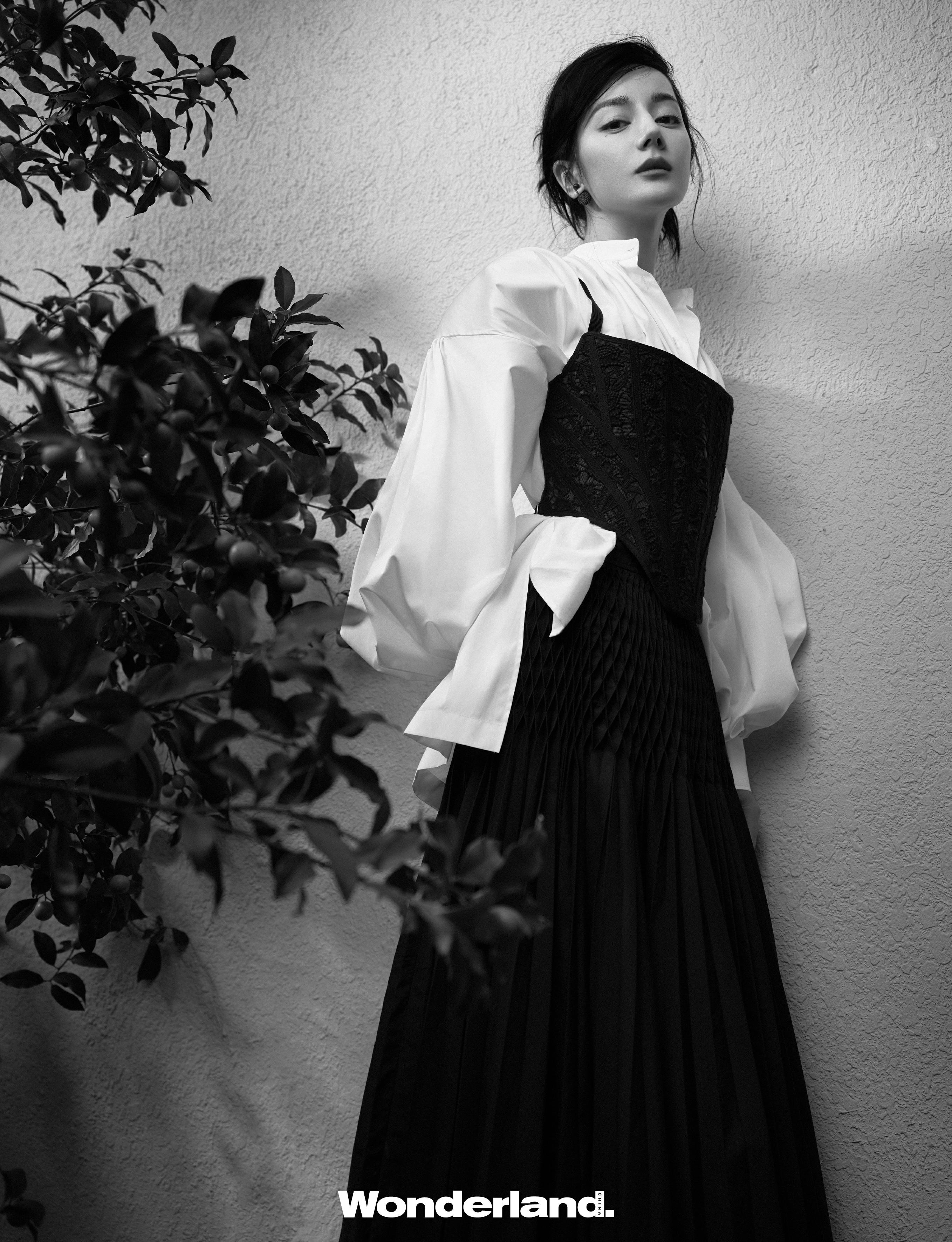 迪丽热巴最新春日大片释出 黑白搭配完美诠释优雅与时尚,1 (13)
