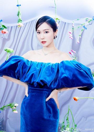 郑秀妍穿蓝色丝绒裙秀身材 无暇美背全露出性感撩人