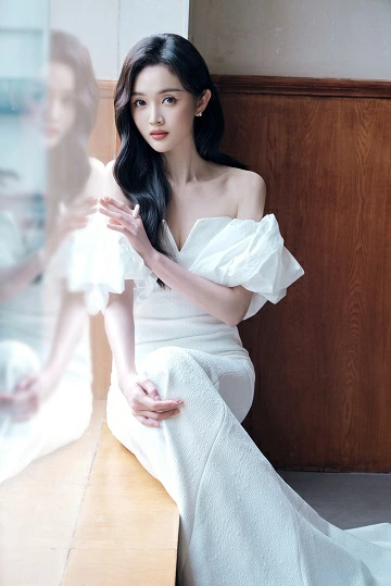 吴宣仪穿白色抹胸深V鱼尾裙，勾勒曼妙身姿，惊艳迷人！