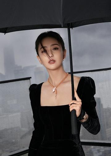 佟丽娅一身黑色丝绒长裙优雅高贵 雨中撑伞显清冷气质