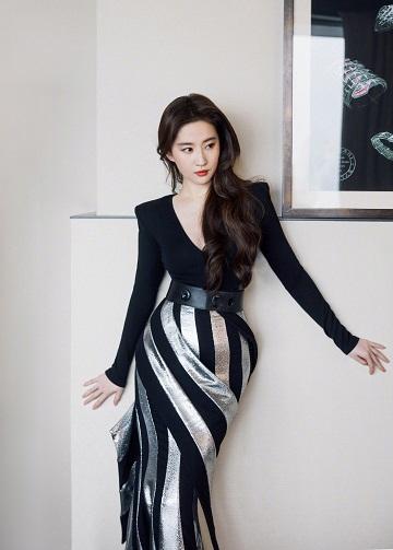 刘亦菲最新造型写真释出 穿深V条纹裙搭卷发优雅大方