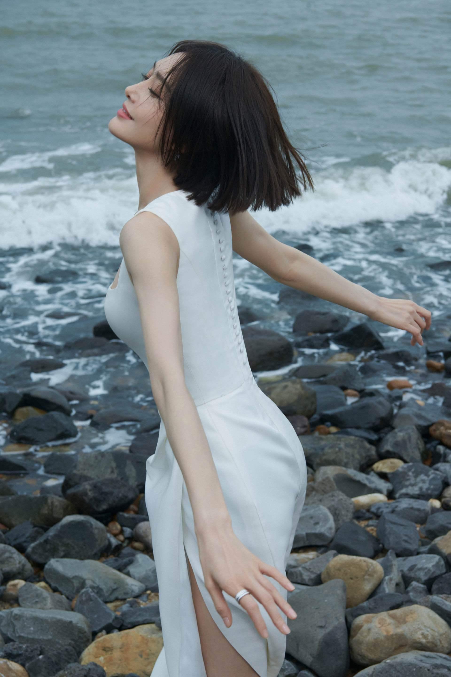秦岚海边氛围感大片 白色裹身高开衩长裙秀蛮腰细腿,1 (1)