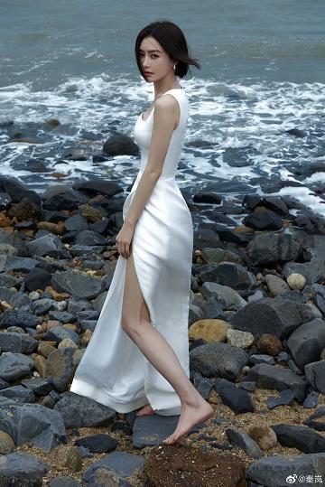 秦岚海边氛围感大片 白色裹身高开衩长裙秀蛮腰细腿
