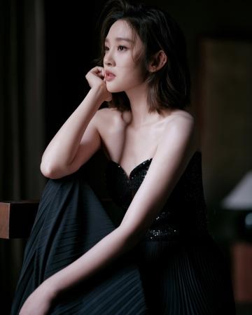 唐艺昕最新分享的黑白两条抹胸裙造型真的都很美呀