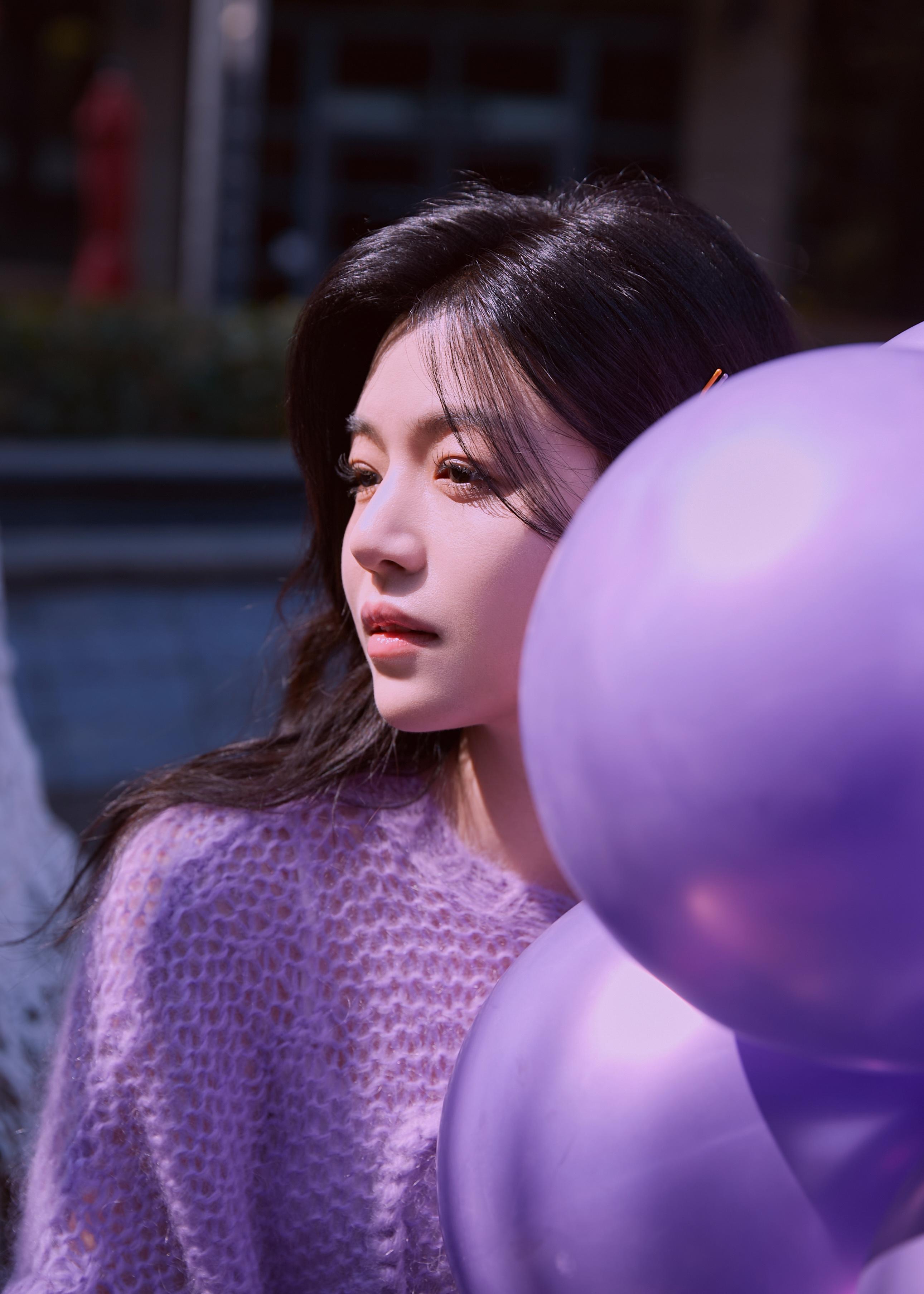 陈妍希《半熟恋人2》造型写真 穿紫色毛衣搭百褶裙笑容明媚,1 (1)