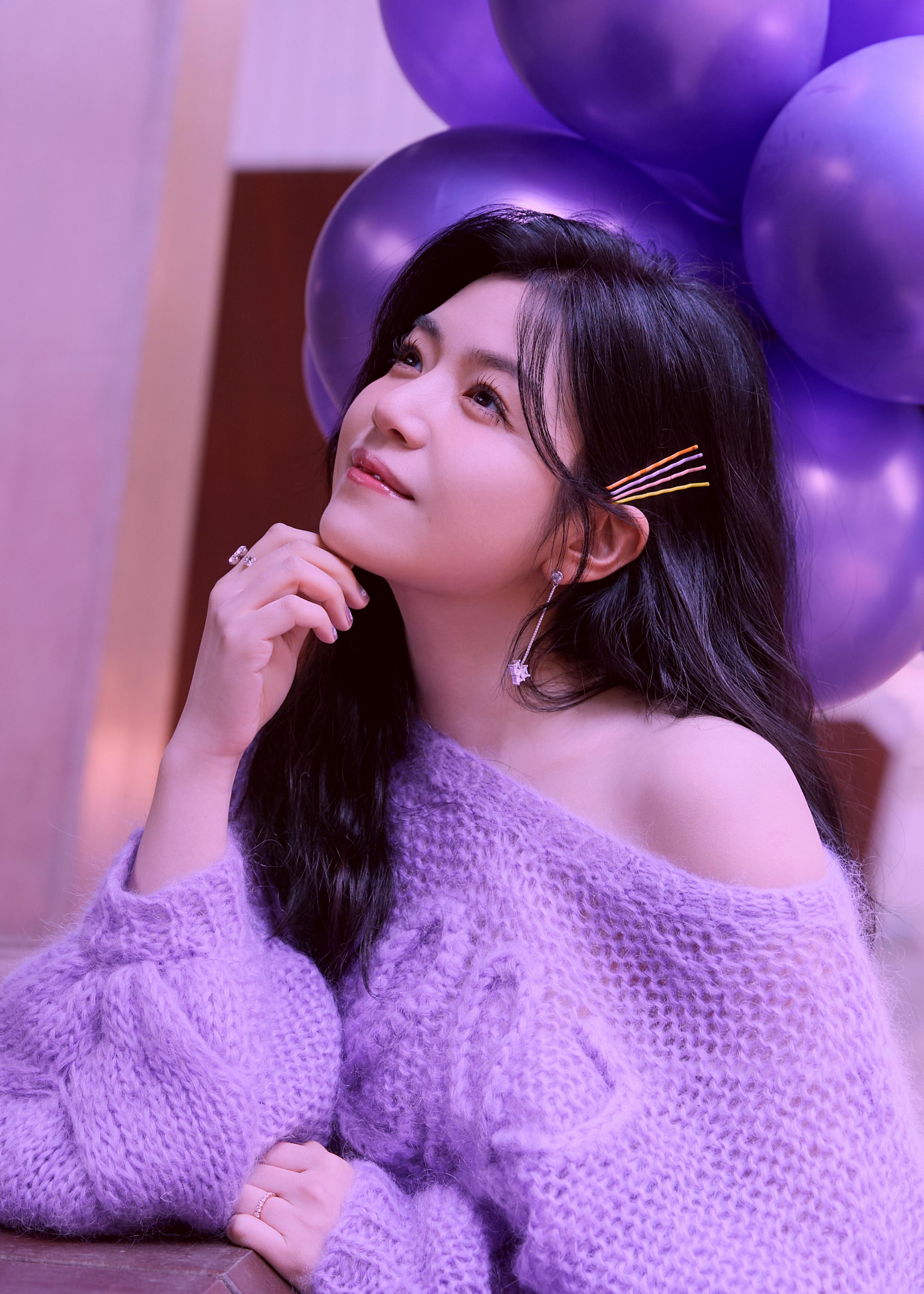 陈妍希《半熟恋人2》造型写真 穿紫色毛衣搭百褶裙笑容明媚,1 (2)