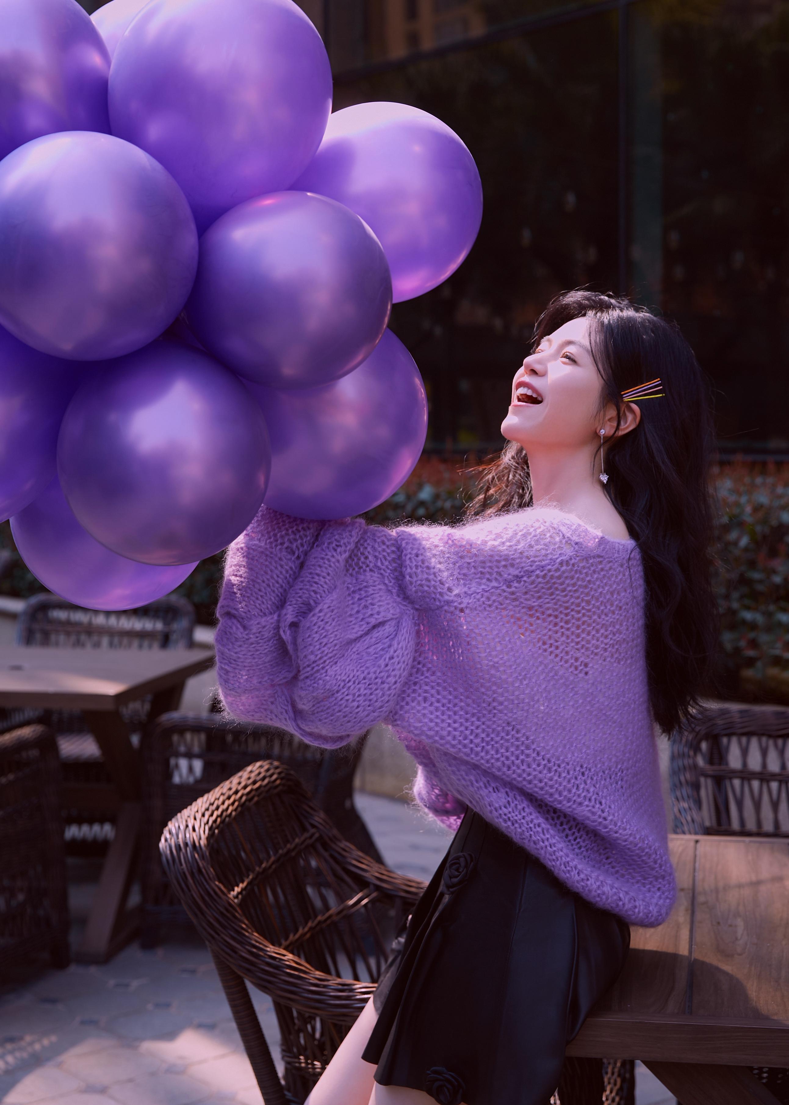 陈妍希《半熟恋人2》造型写真 穿紫色毛衣搭百褶裙笑容明媚,1 (4)