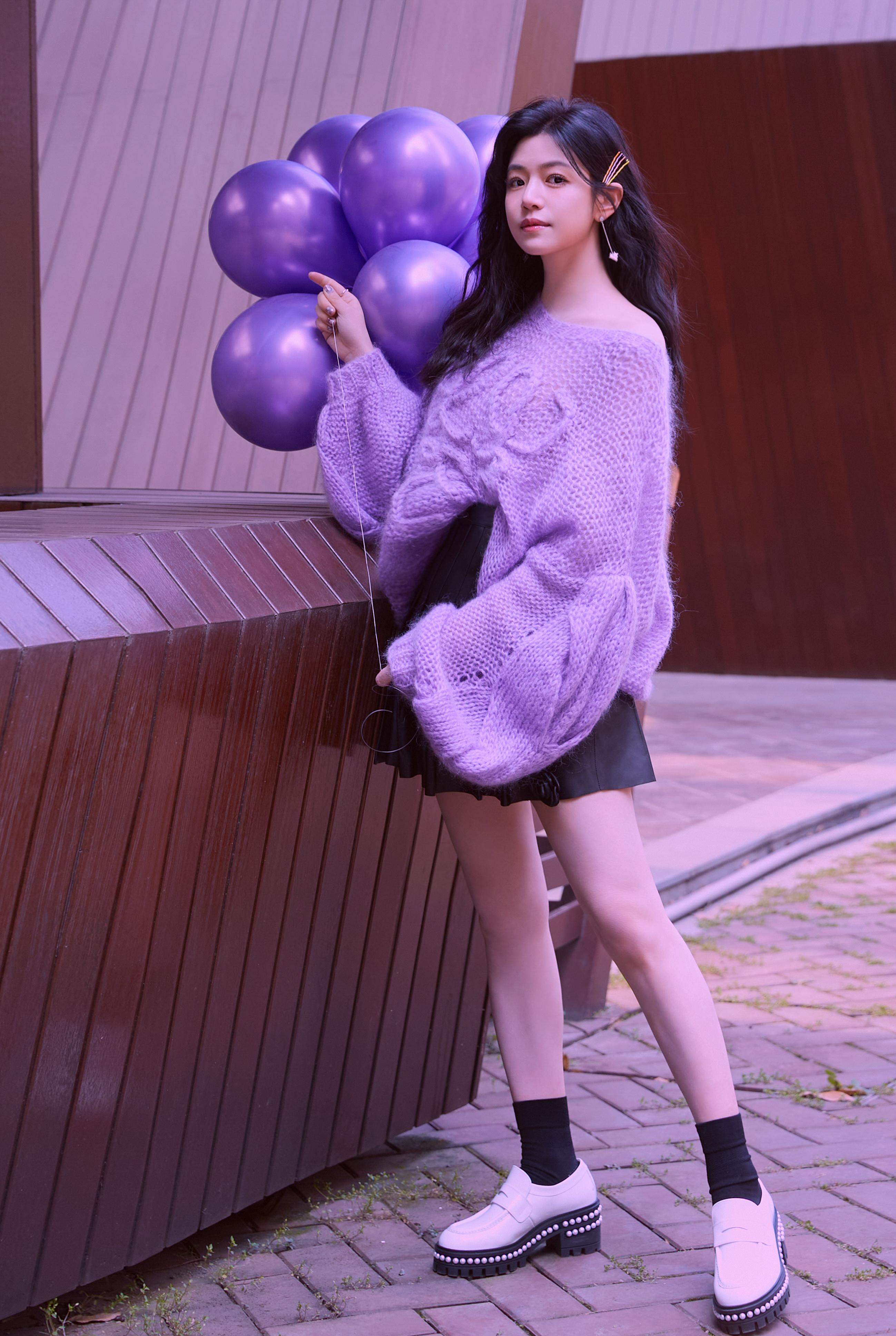 陈妍希《半熟恋人2》造型写真 穿紫色毛衣搭百褶裙笑容明媚,1 (6)